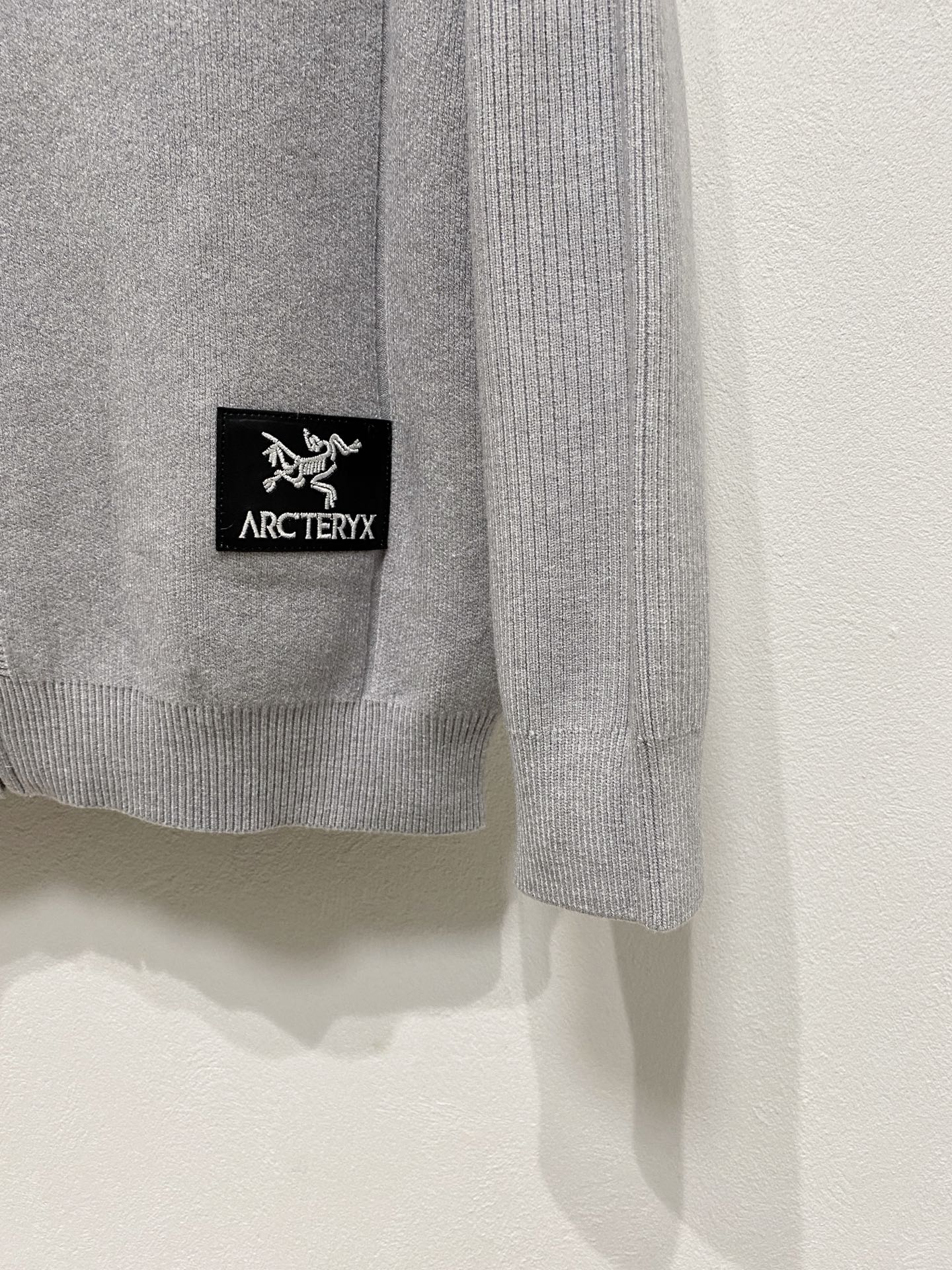 🌾 始祖鸟 秋冬经典开衫羊毛衫，全品相！！！羊毛混纺面料，2025最新款 黄金比例！！修身款软黄金 百搭