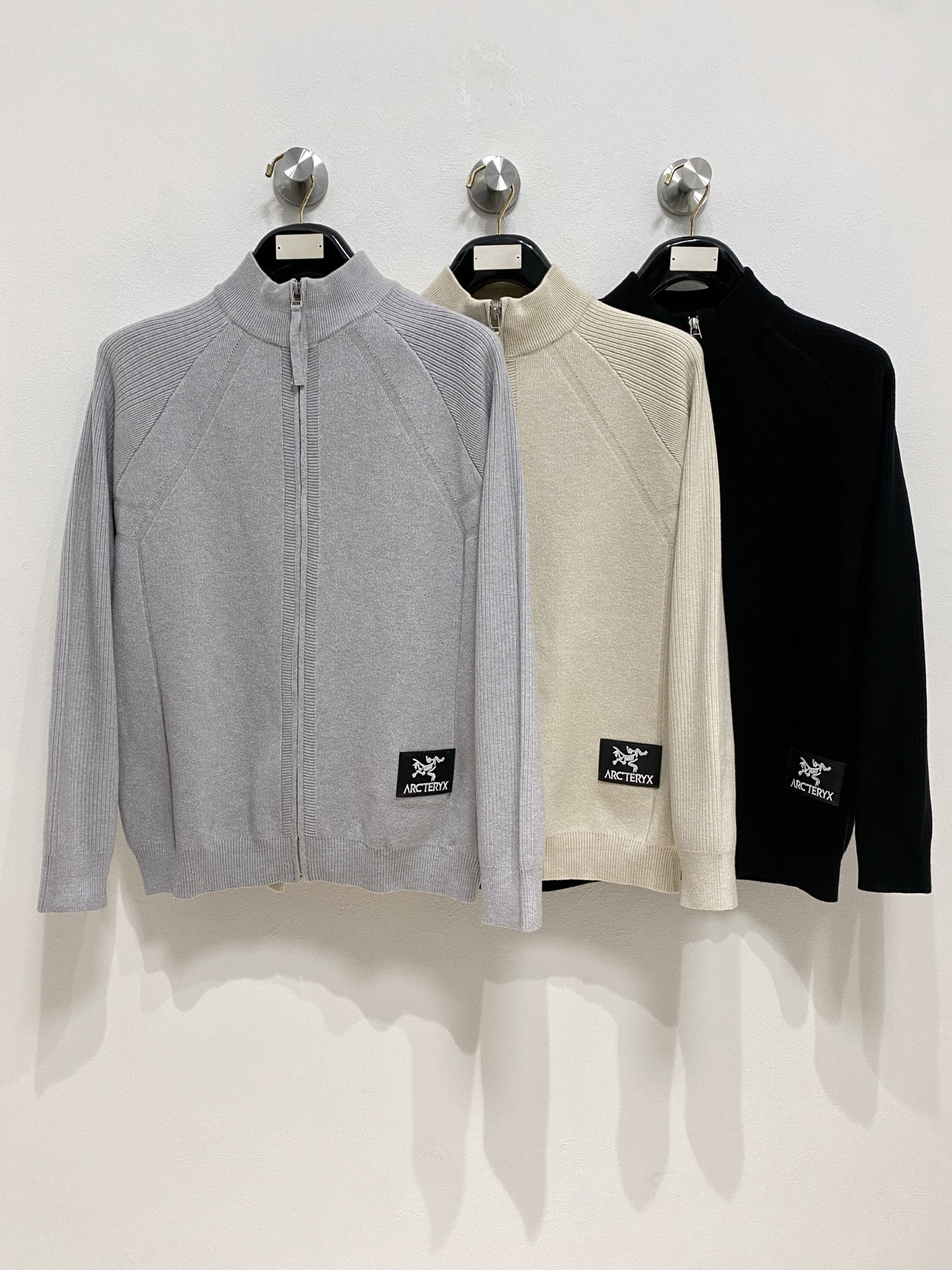 🌾 始祖鸟 秋冬经典开衫羊毛衫，全品相！！！羊毛混纺面料，2025最新款 黄金比例！！修身款软黄金 百搭