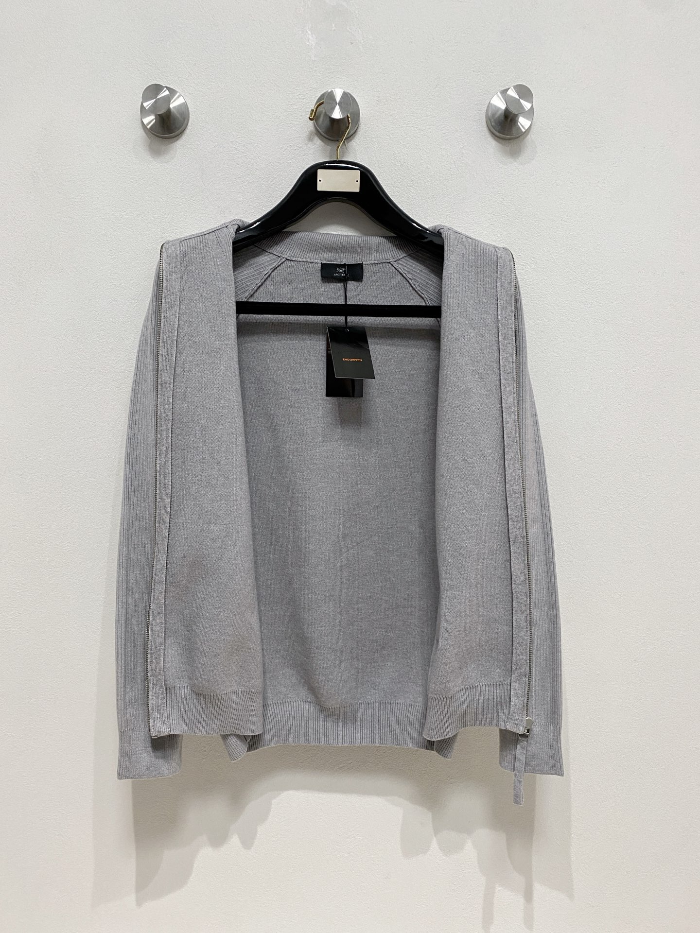 🌾 始祖鸟 秋冬经典开衫羊毛衫，全品相！！！羊毛混纺面料，2025最新款 黄金比例！！修身款软黄金 百搭