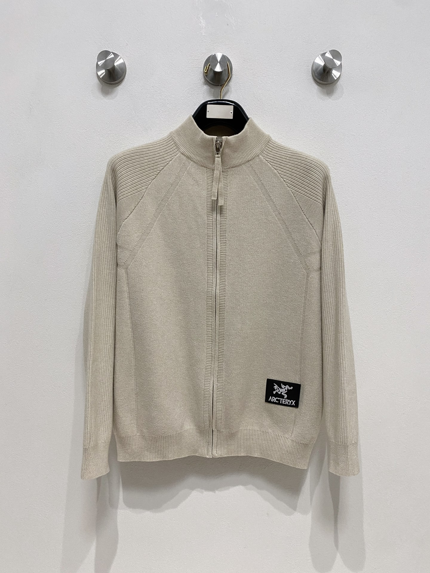 🌾 始祖鸟 秋冬经典开衫羊毛衫，全品相！！！羊毛混纺面料，2025最新款 黄金比例！！修身款软黄金 百搭