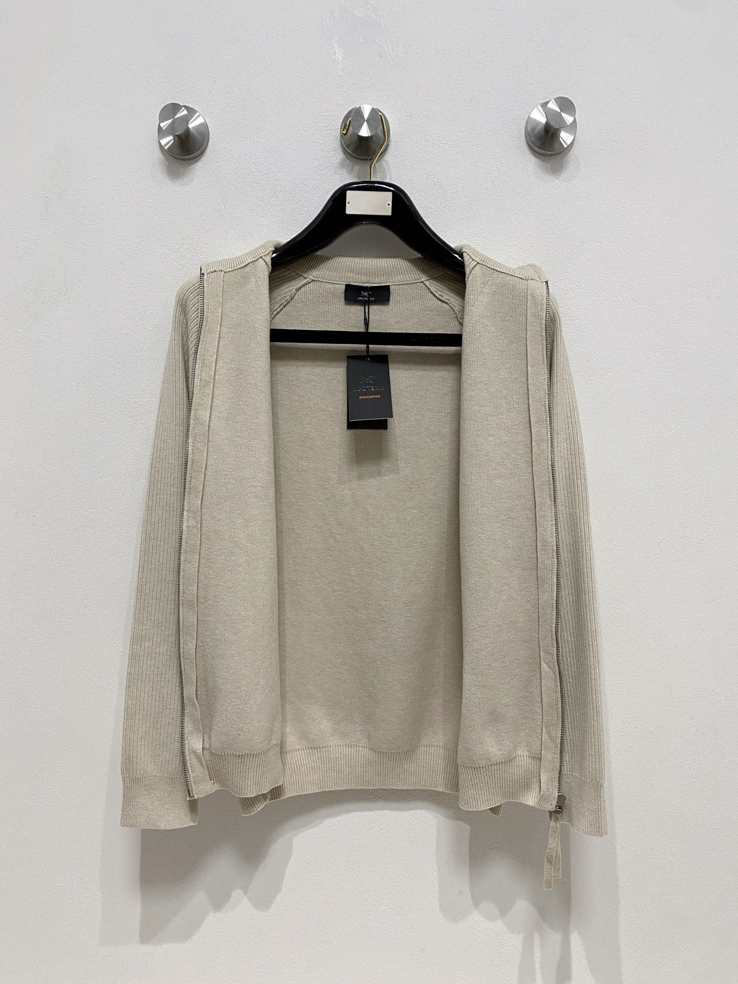 🌾 始祖鸟 秋冬经典开衫羊毛衫，全品相！！！羊毛混纺面料，2025最新款 黄金比例！！修身款软黄金 百搭