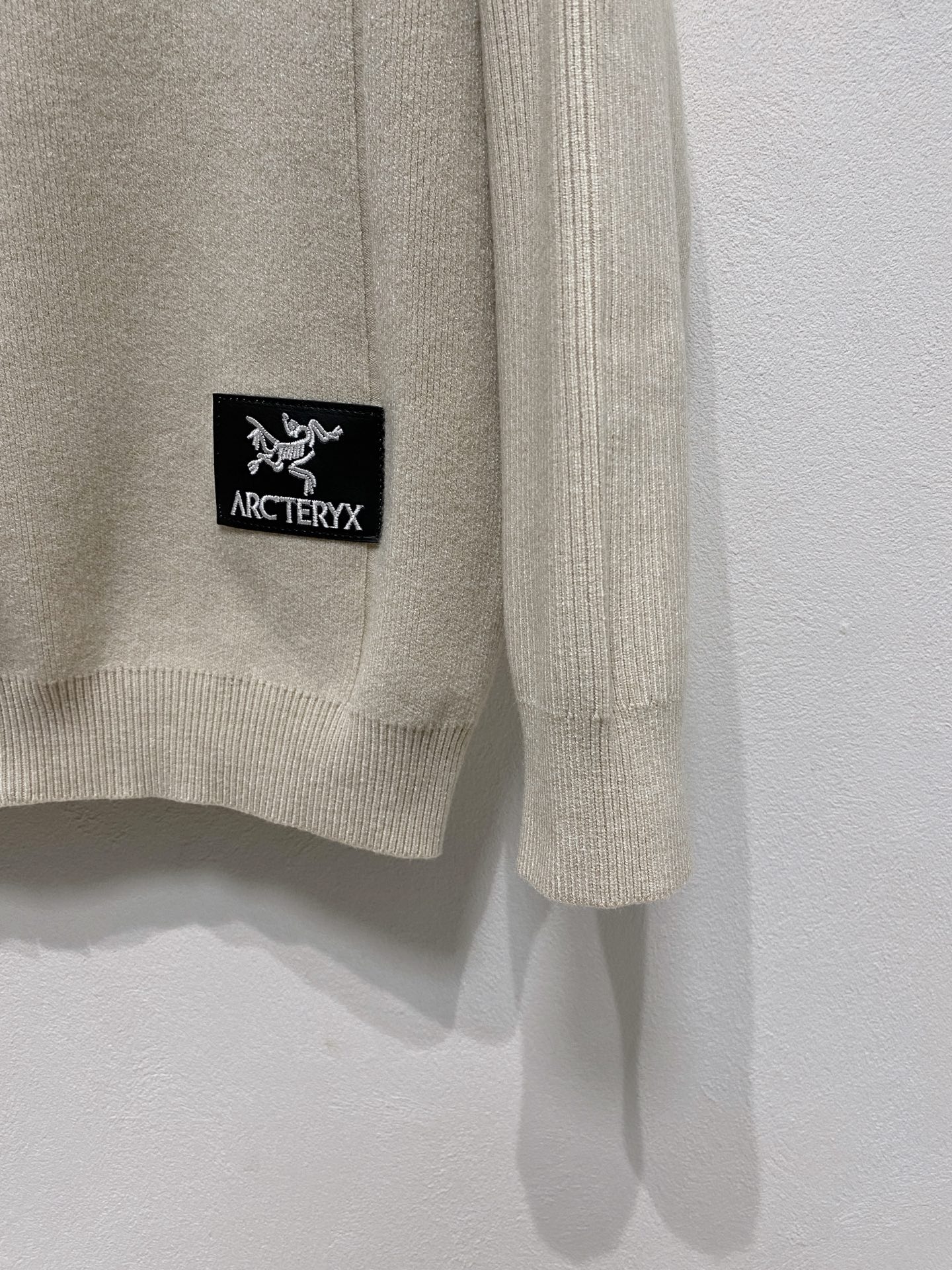 🌾 始祖鸟 秋冬经典开衫羊毛衫，全品相！！！羊毛混纺面料，2025最新款 黄金比例！！修身款软黄金 百搭