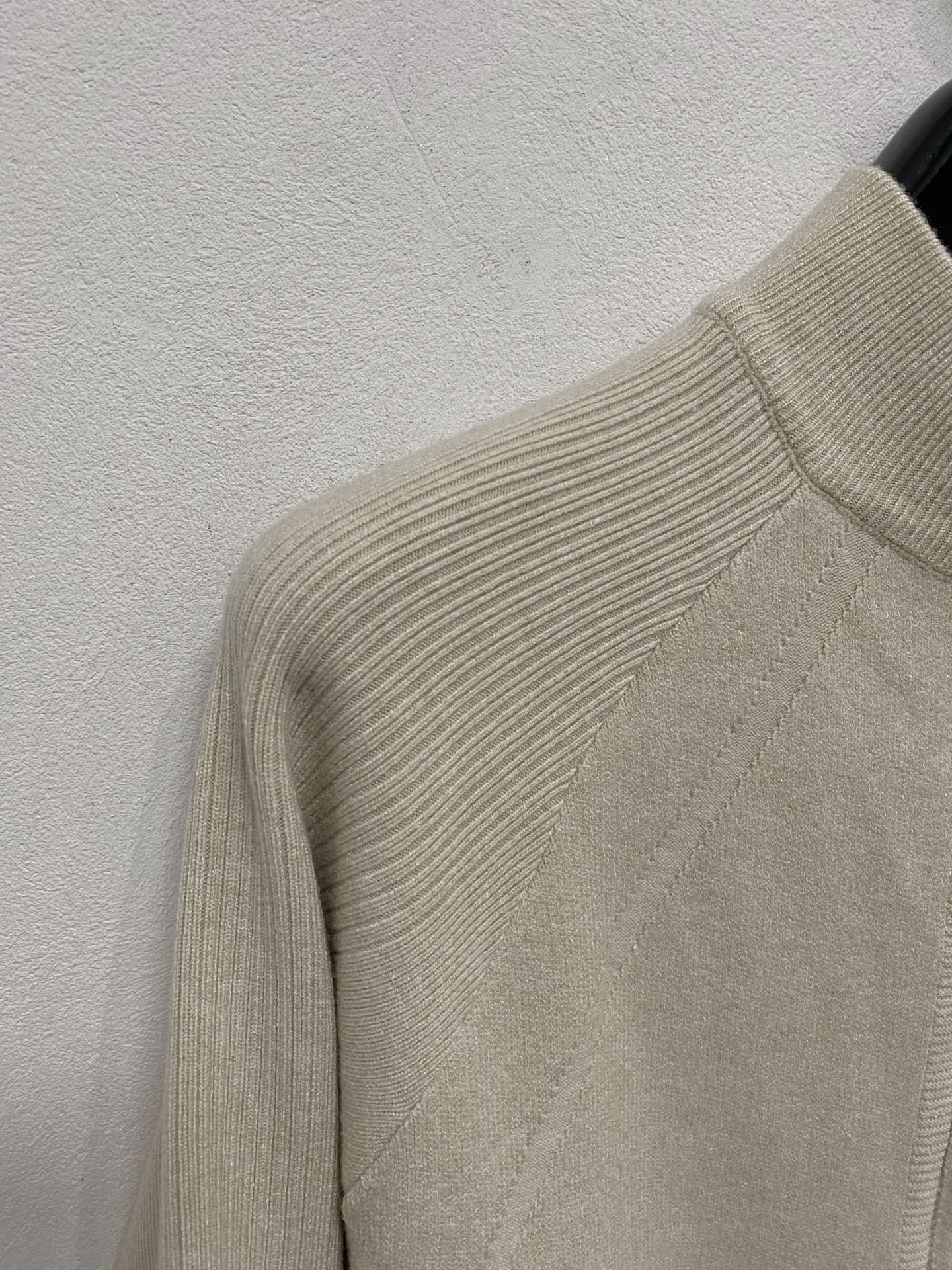 🌾 始祖鸟 秋冬经典开衫羊毛衫，全品相！！！羊毛混纺面料，2025最新款 黄金比例！！修身款软黄金 百搭