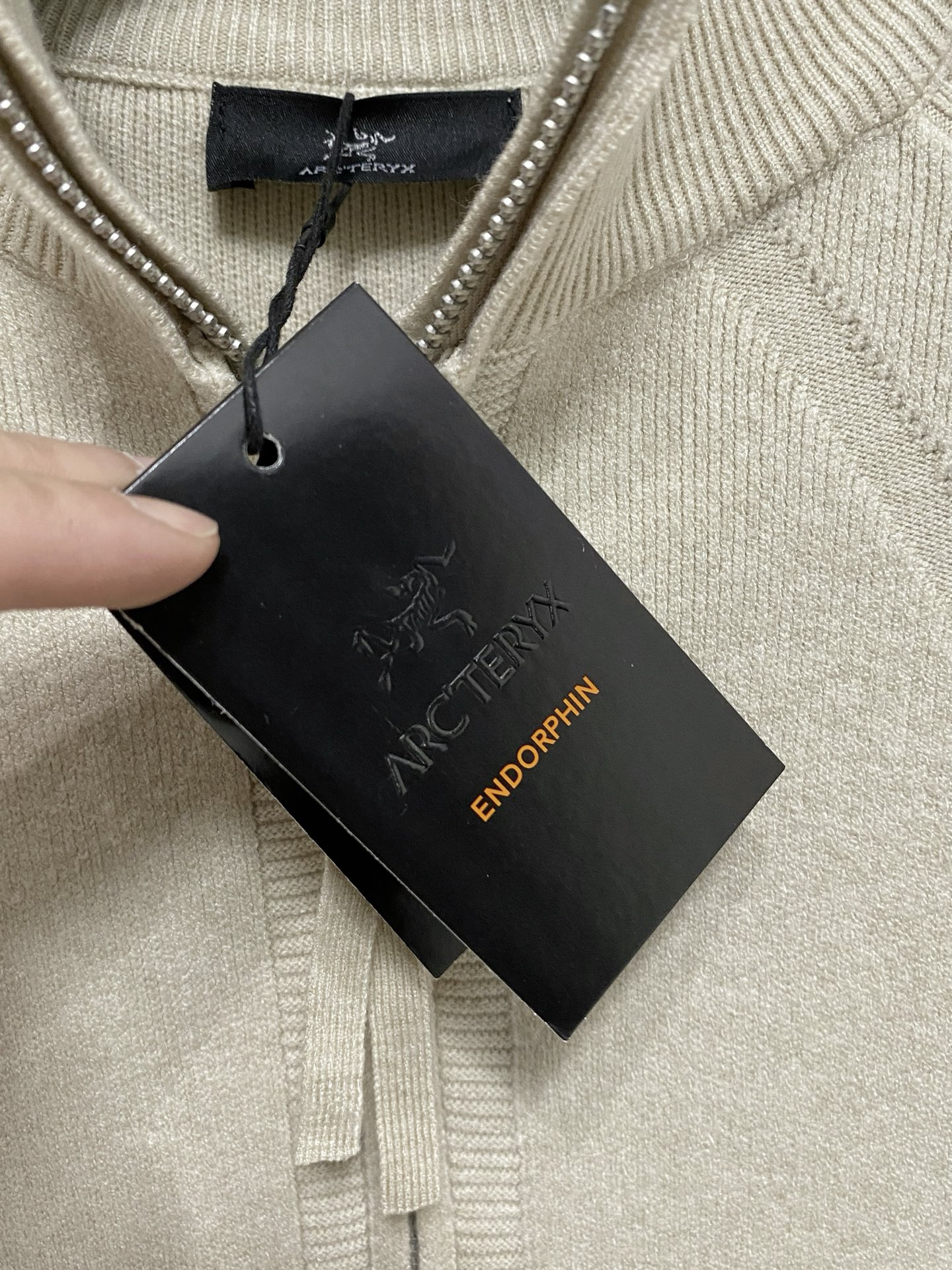 🌾 始祖鸟 秋冬经典开衫羊毛衫，全品相！！！羊毛混纺面料，2025最新款 黄金比例！！修身款软黄金 百搭