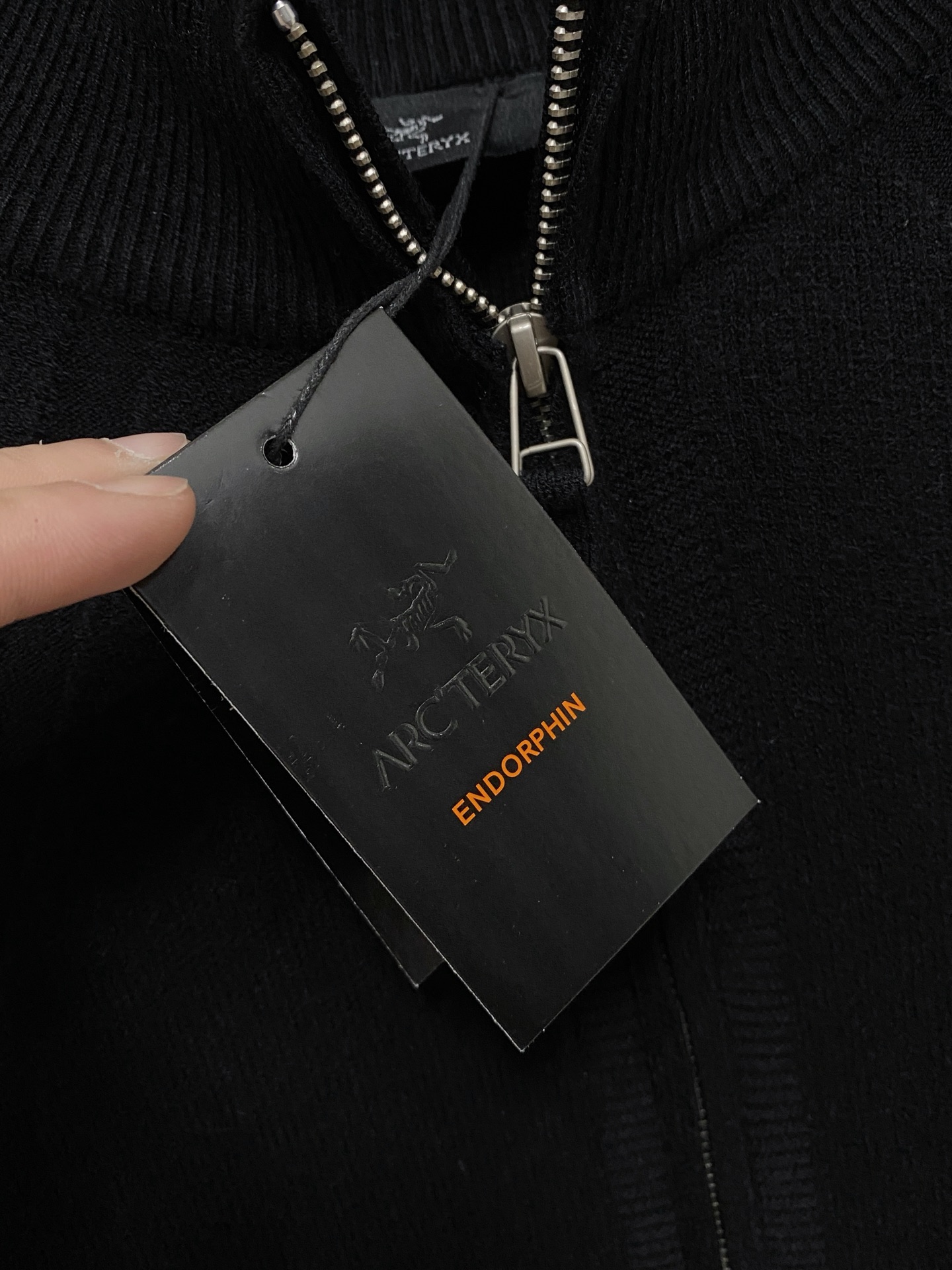 🌾 始祖鸟 秋冬经典开衫羊毛衫，全品相！！！羊毛混纺面料，2025最新款 黄金比例！！修身款软黄金 百搭