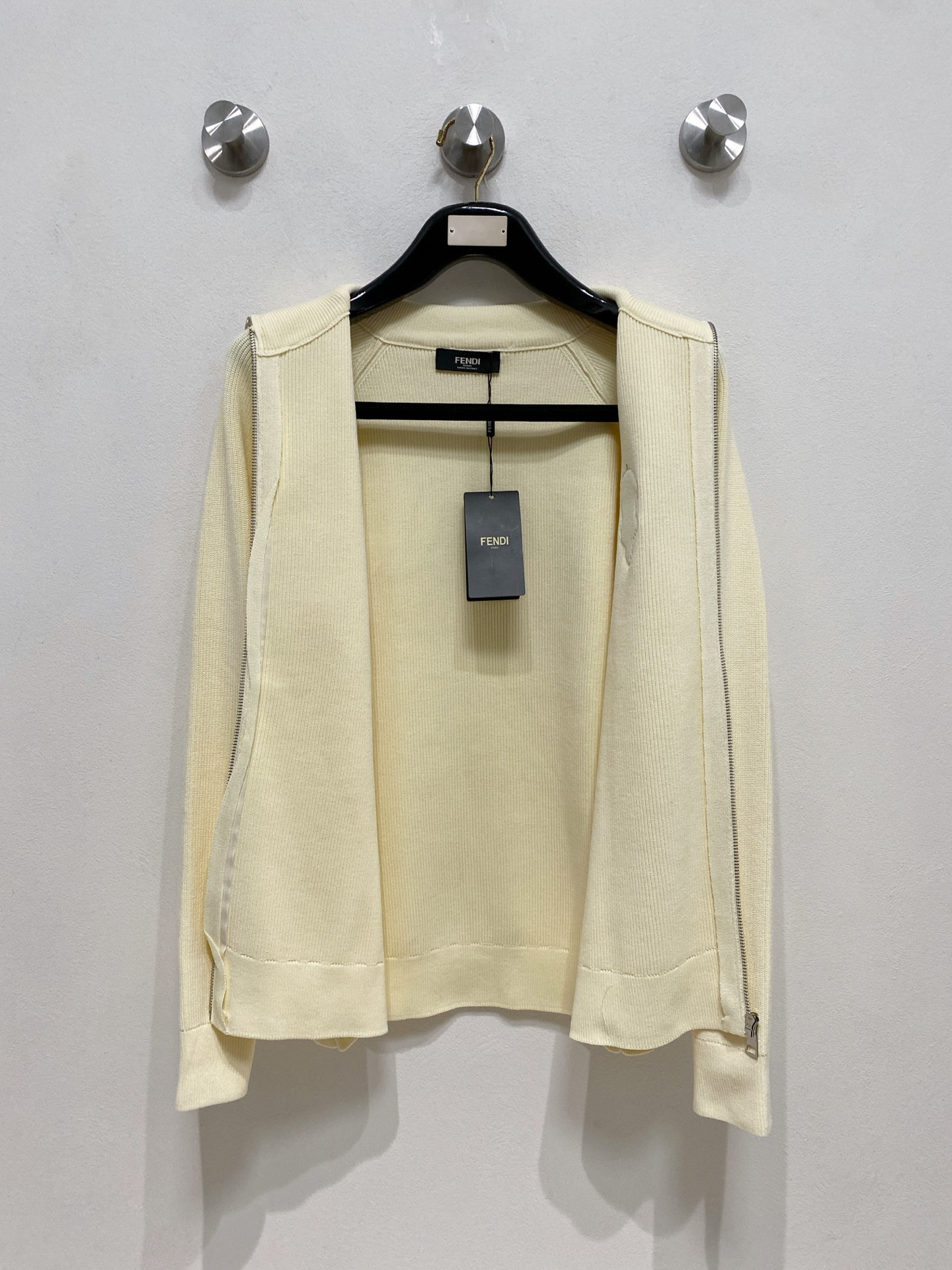 🌾 芬迪 秋冬经典开衫羊毛衫，全品相！！！羊毛混纺面料，2025最新款 黄金比例！！修身款软黄金 百搭实