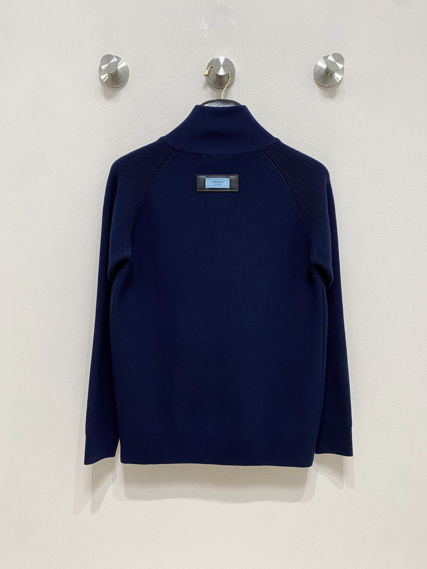 🌾 普拉达 秋冬经典开衫羊毛衫，全品相！！！羊毛混纺面料，2025最新款 黄金比例！！修身款软黄金 百搭