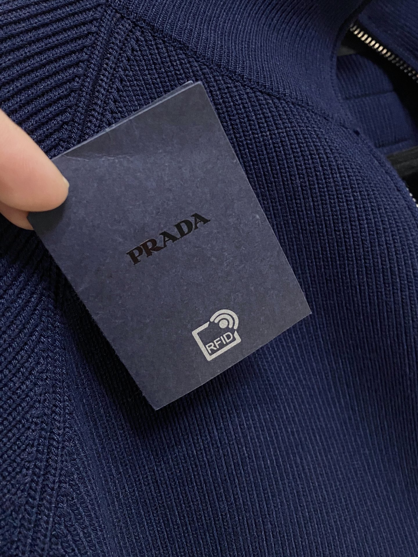 🌾 普拉达 秋冬经典开衫羊毛衫，全品相！！！羊毛混纺面料，2025最新款 黄金比例！！修身款软黄金 百搭