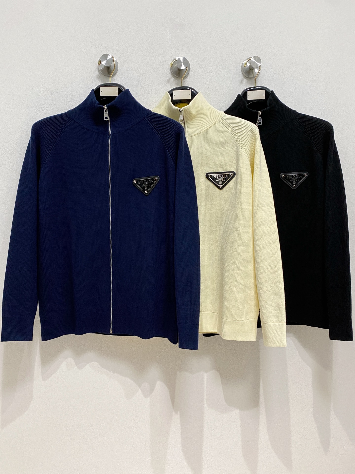 🌾 普拉达 秋冬经典开衫羊毛衫，全品相！！！羊毛混纺面料，2025最新款 黄金比例！！修身款软黄金 百搭