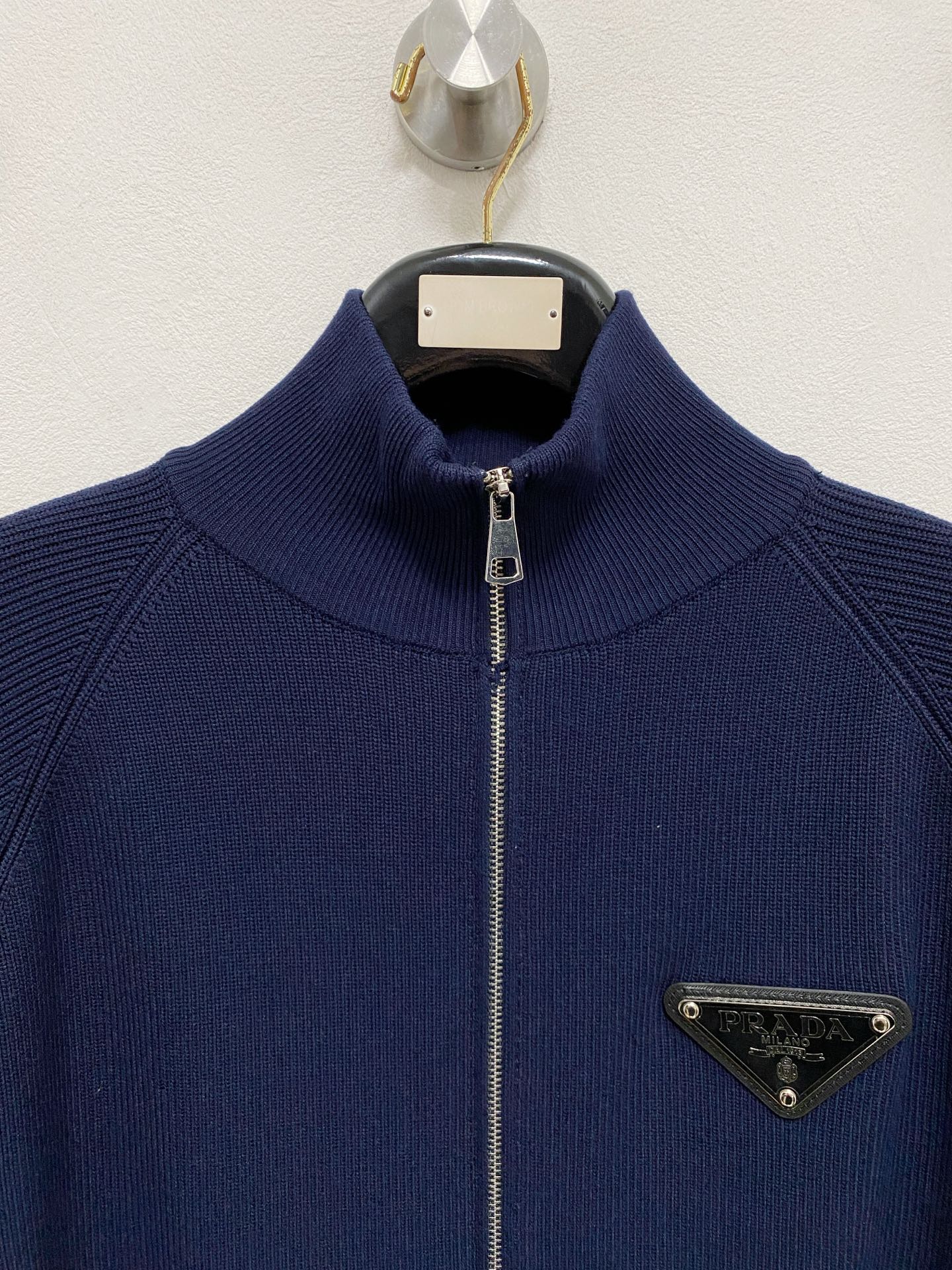 🌾 普拉达 秋冬经典开衫羊毛衫，全品相！！！羊毛混纺面料，2025最新款 黄金比例！！修身款软黄金 百搭