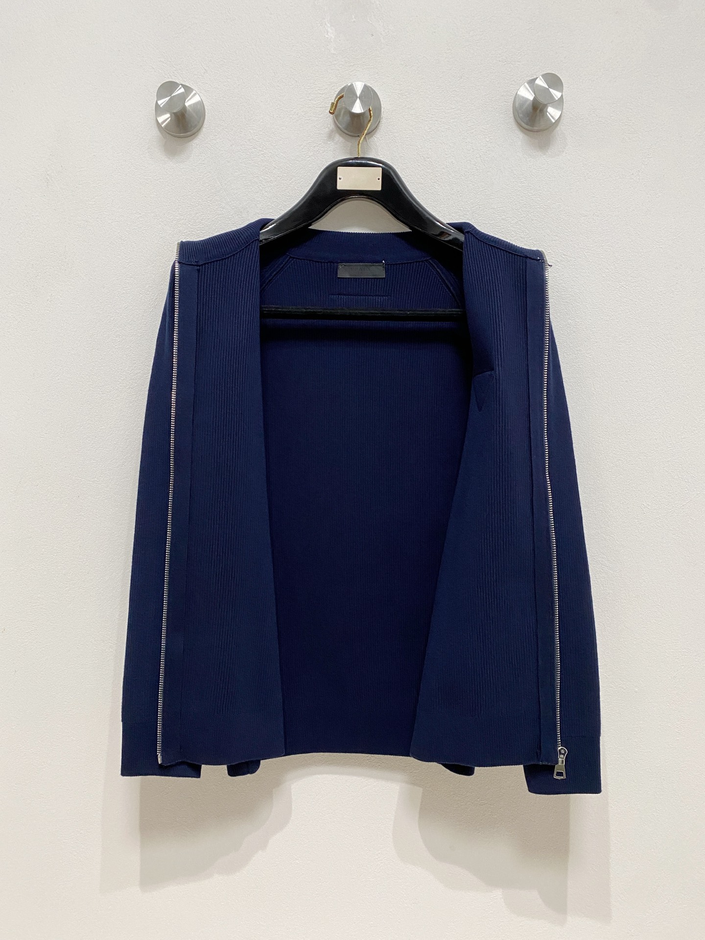 🌾 普拉达 秋冬经典开衫羊毛衫，全品相！！！羊毛混纺面料，2025最新款 黄金比例！！修身款软黄金 百搭