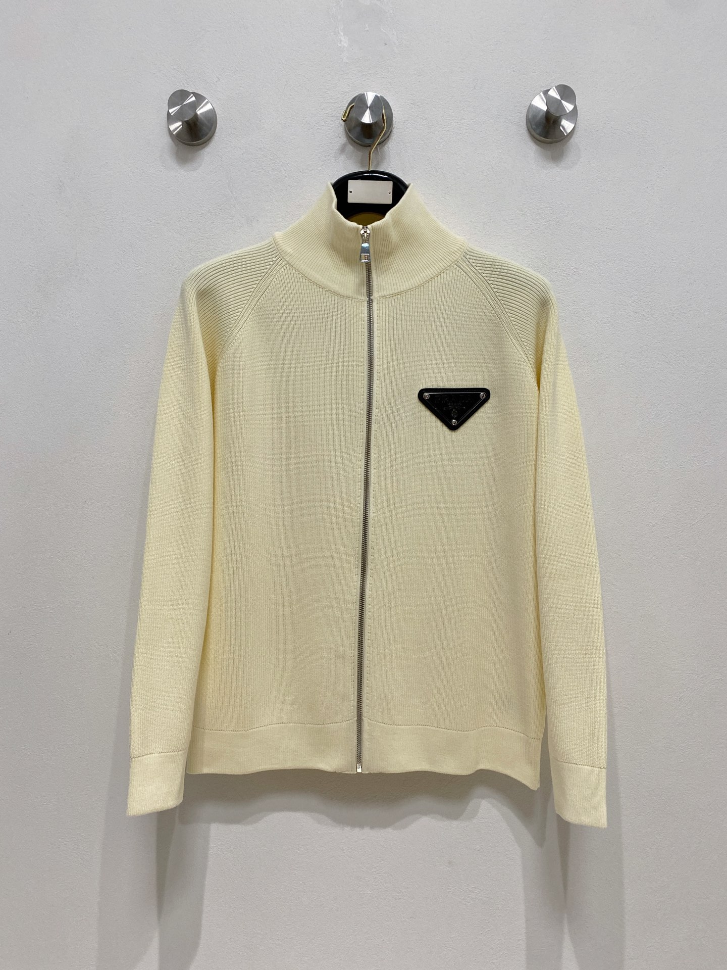 🌾 普拉达 秋冬经典开衫羊毛衫，全品相！！！羊毛混纺面料，2025最新款 黄金比例！！修身款软黄金 百搭