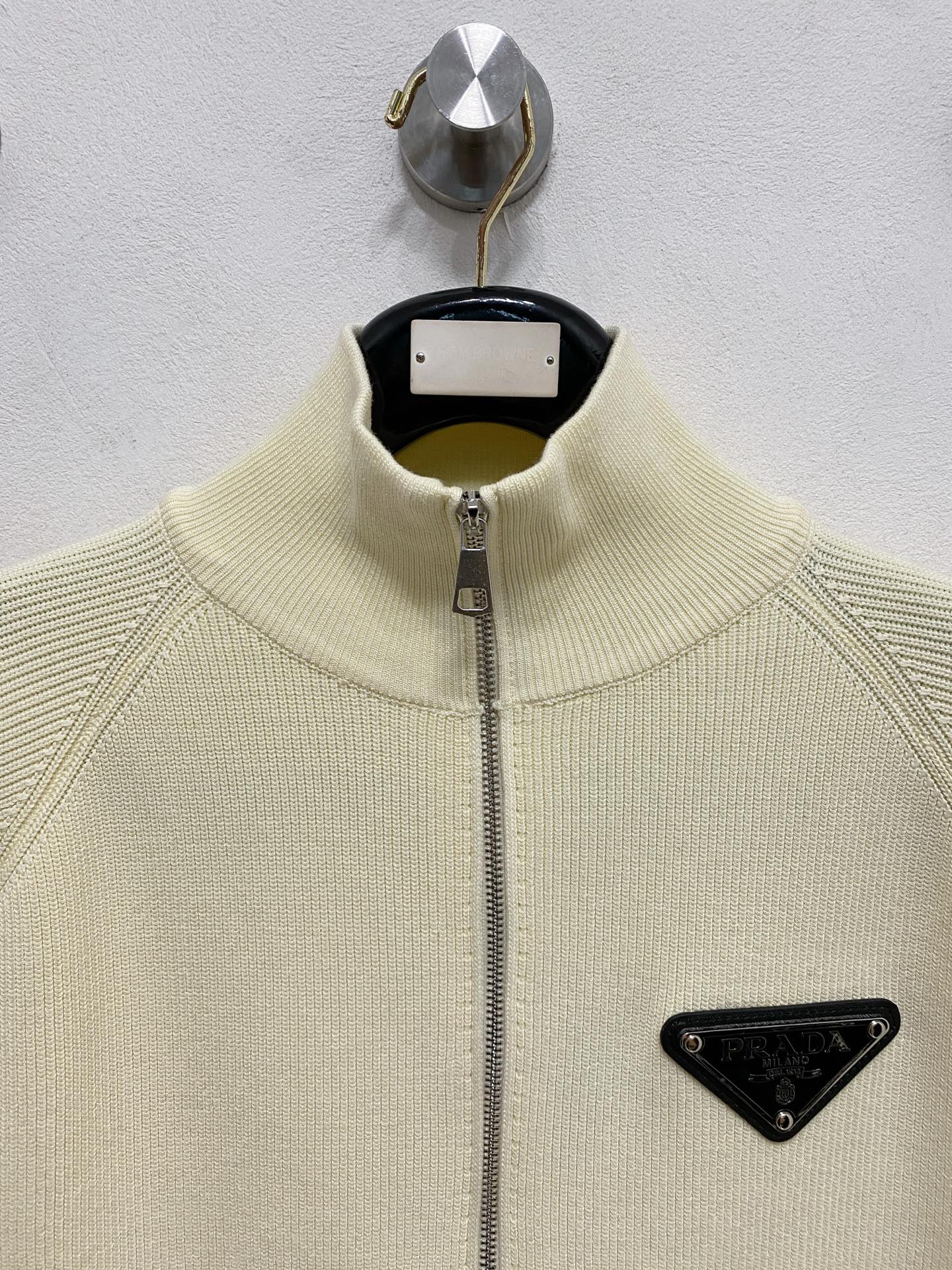 🌾 普拉达 秋冬经典开衫羊毛衫，全品相！！！羊毛混纺面料，2025最新款 黄金比例！！修身款软黄金 百搭