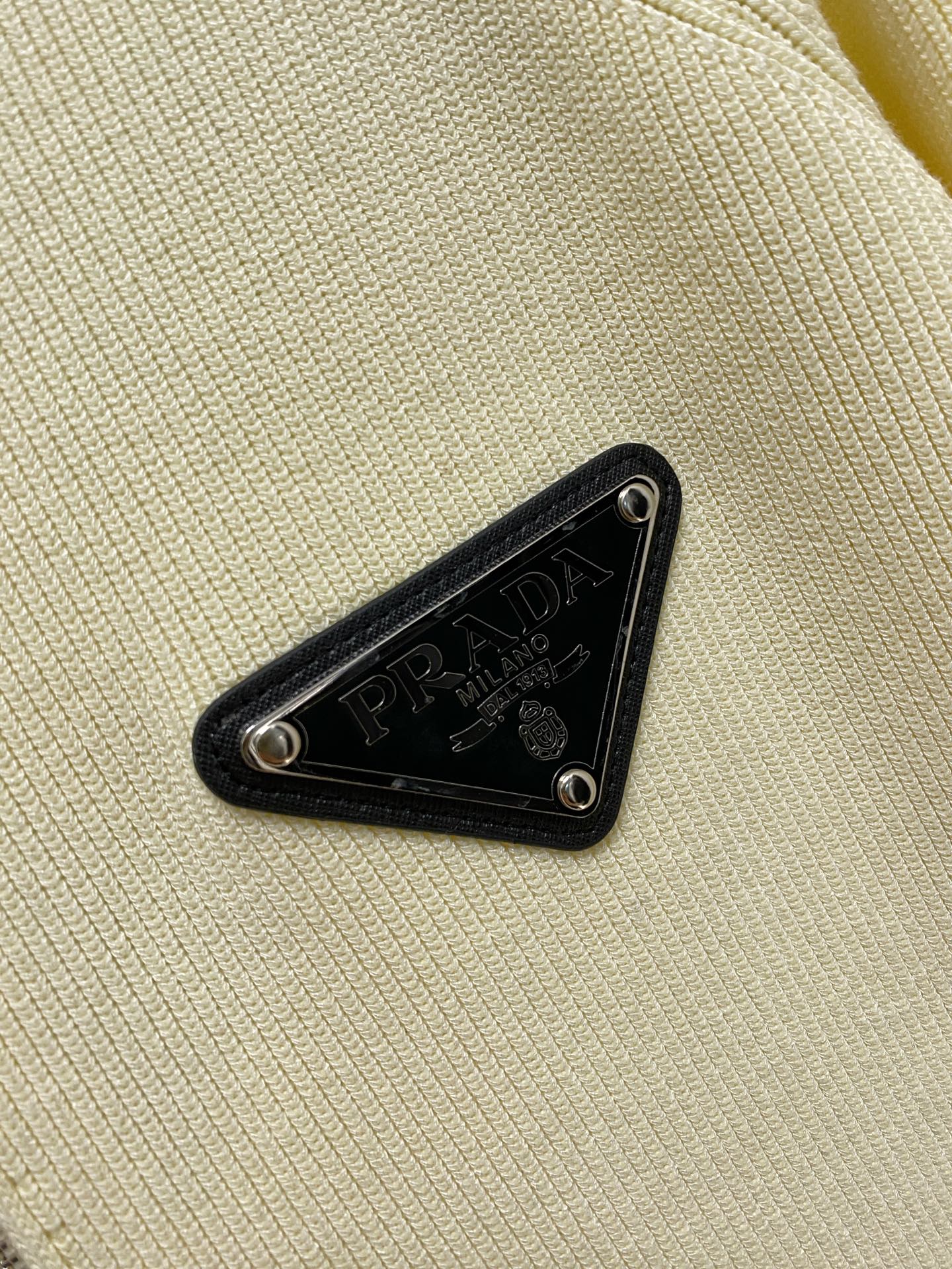 🌾 普拉达 秋冬经典开衫羊毛衫，全品相！！！羊毛混纺面料，2025最新款 黄金比例！！修身款软黄金 百搭