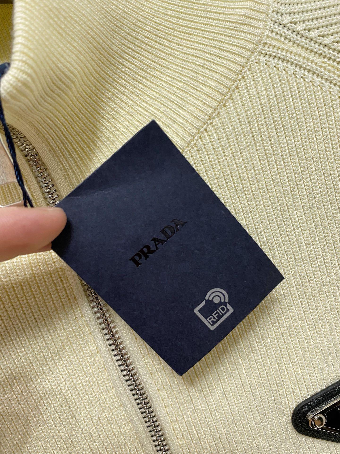 🌾 普拉达 秋冬经典开衫羊毛衫，全品相！！！羊毛混纺面料，2025最新款 黄金比例！！修身款软黄金 百搭