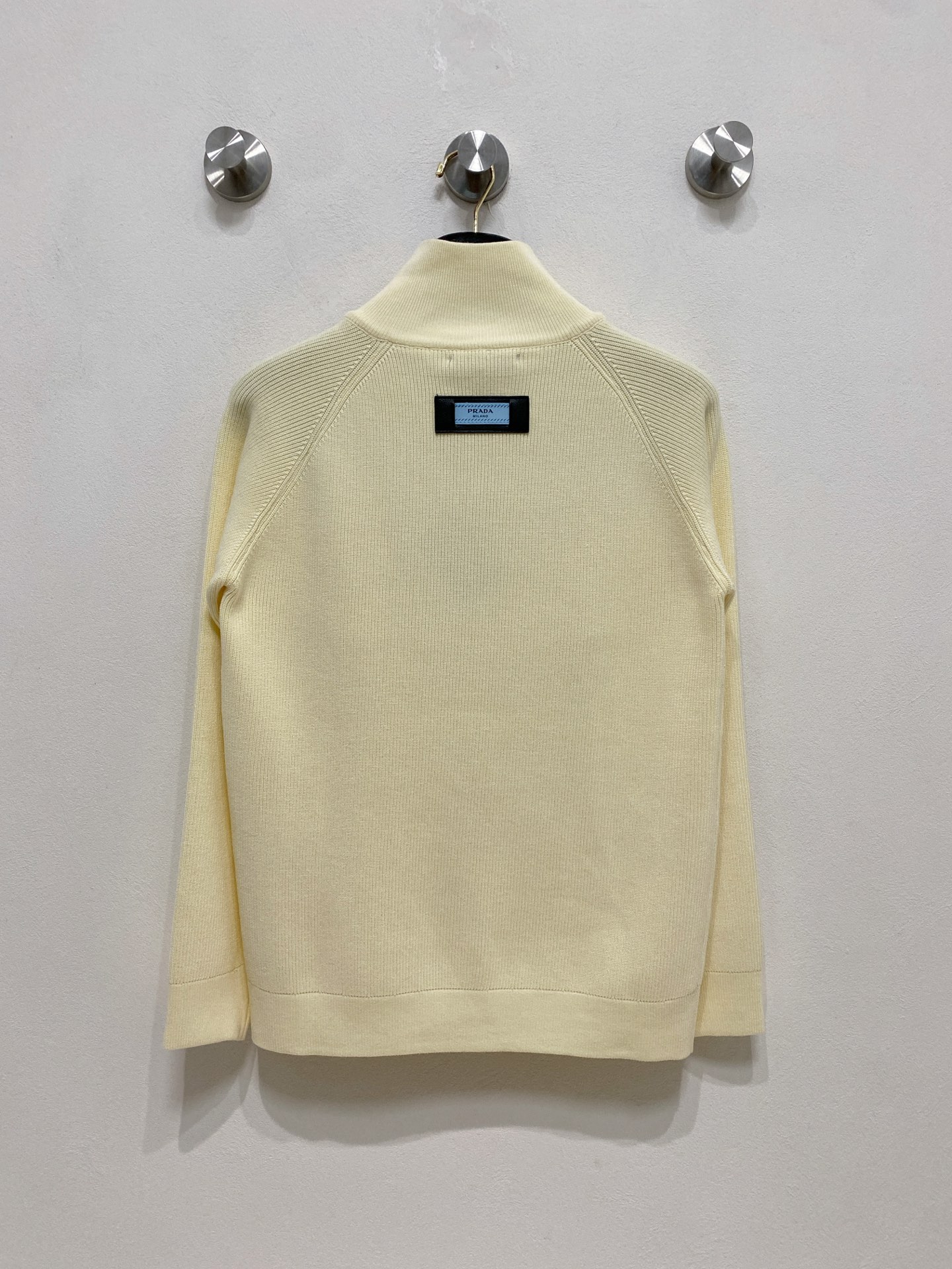 🌾 普拉达 秋冬经典开衫羊毛衫，全品相！！！羊毛混纺面料，2025最新款 黄金比例！！修身款软黄金 百搭