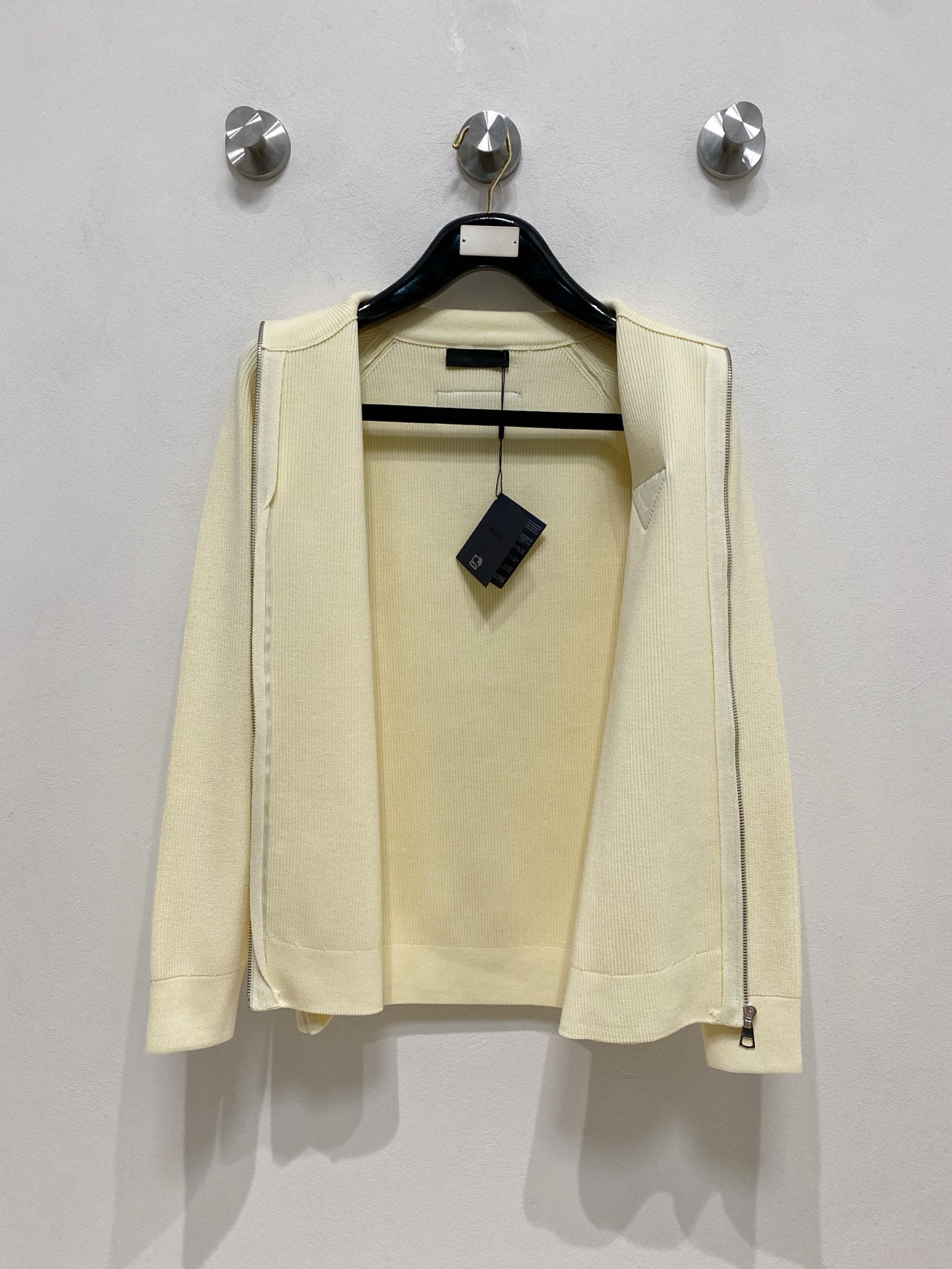 🌾 普拉达 秋冬经典开衫羊毛衫，全品相！！！羊毛混纺面料，2025最新款 黄金比例！！修身款软黄金 百搭