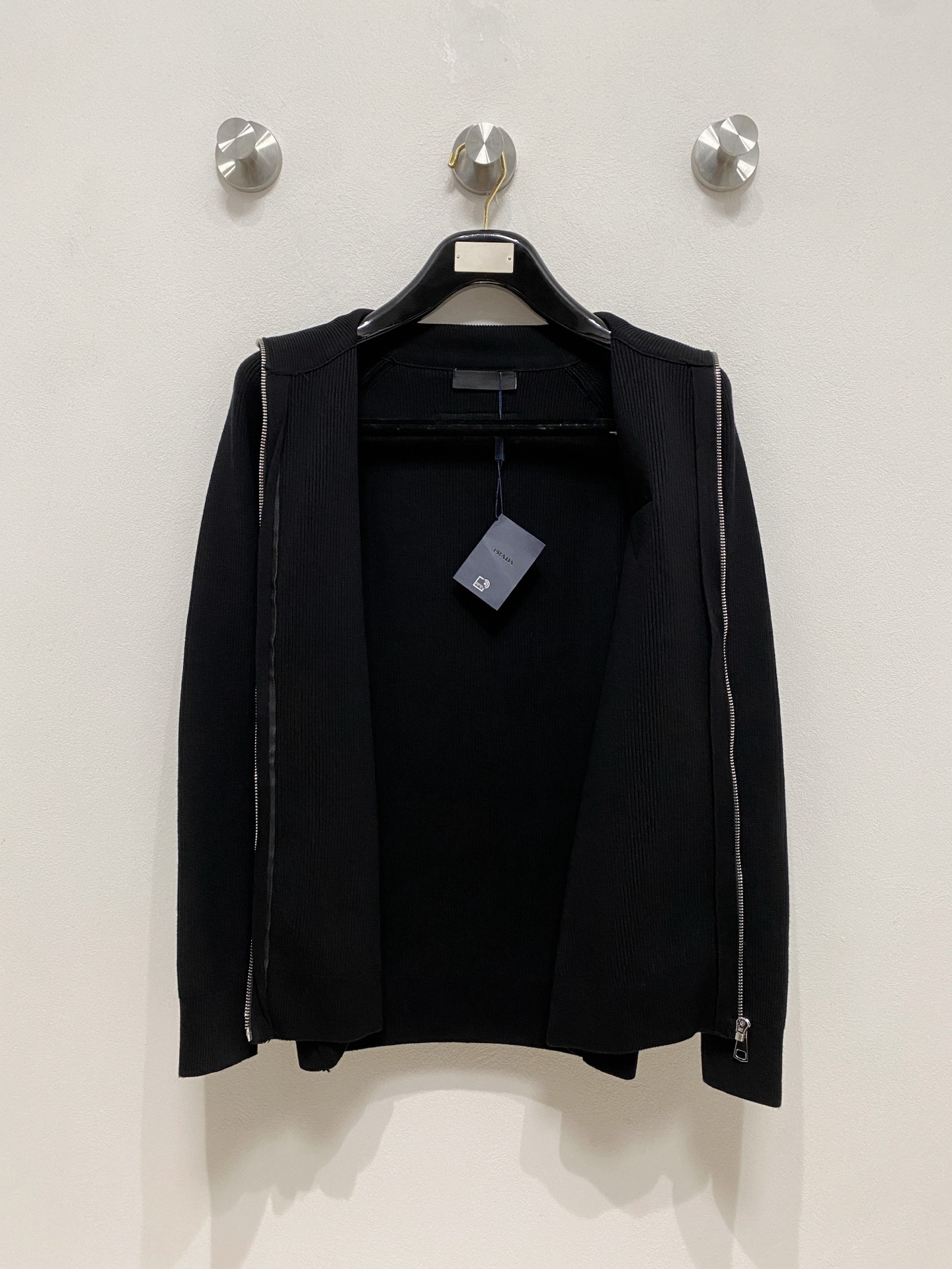 🌾 普拉达 秋冬经典开衫羊毛衫，全品相！！！羊毛混纺面料，2025最新款 黄金比例！！修身款软黄金 百搭