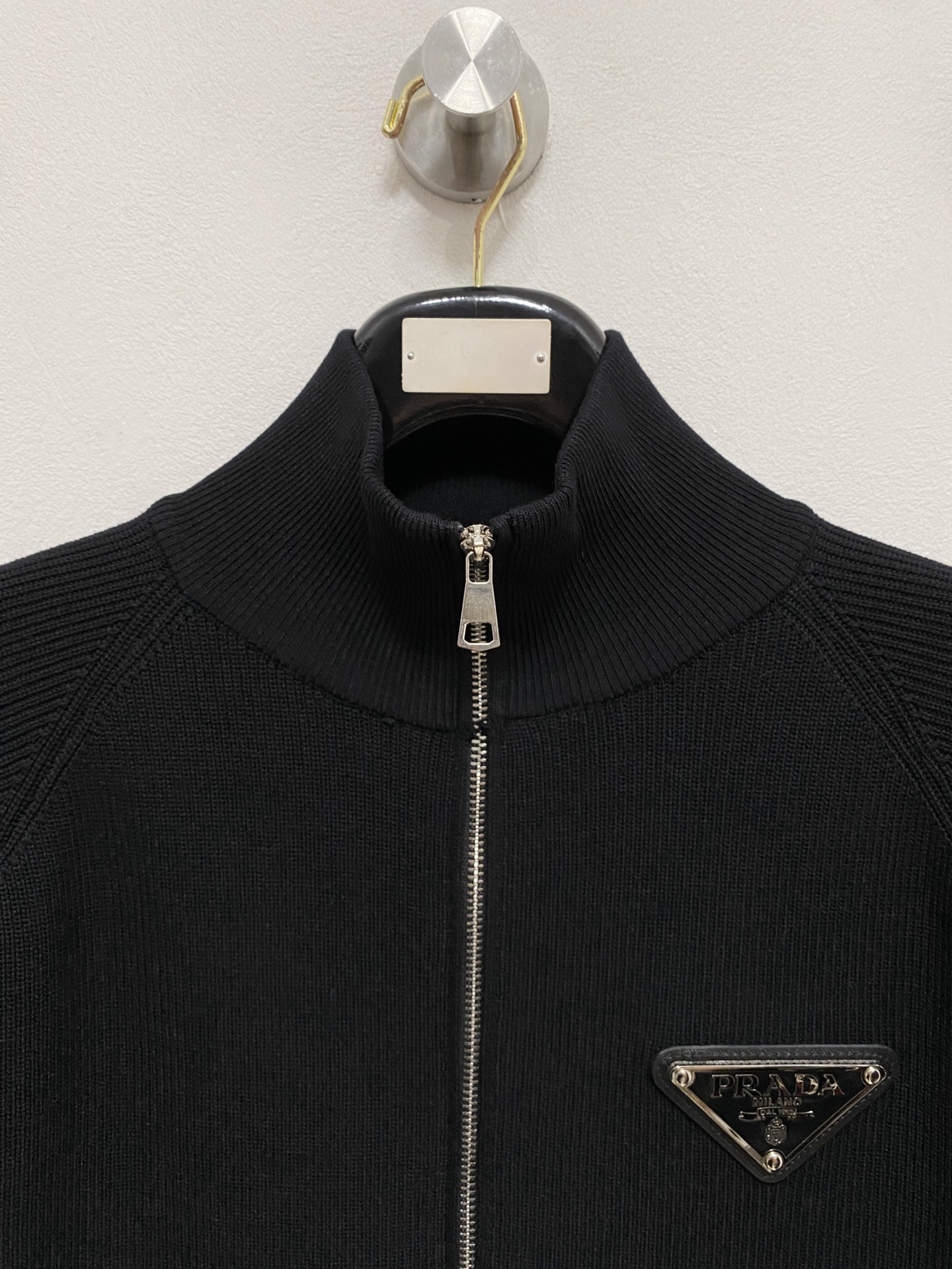 🌾 普拉达 秋冬经典开衫羊毛衫，全品相！！！羊毛混纺面料，2025最新款 黄金比例！！修身款软黄金 百搭