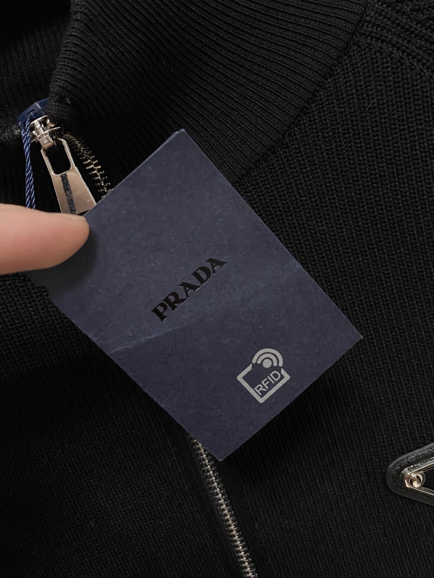 🌾 普拉达 秋冬经典开衫羊毛衫，全品相！！！羊毛混纺面料，2025最新款 黄金比例！！修身款软黄金 百搭