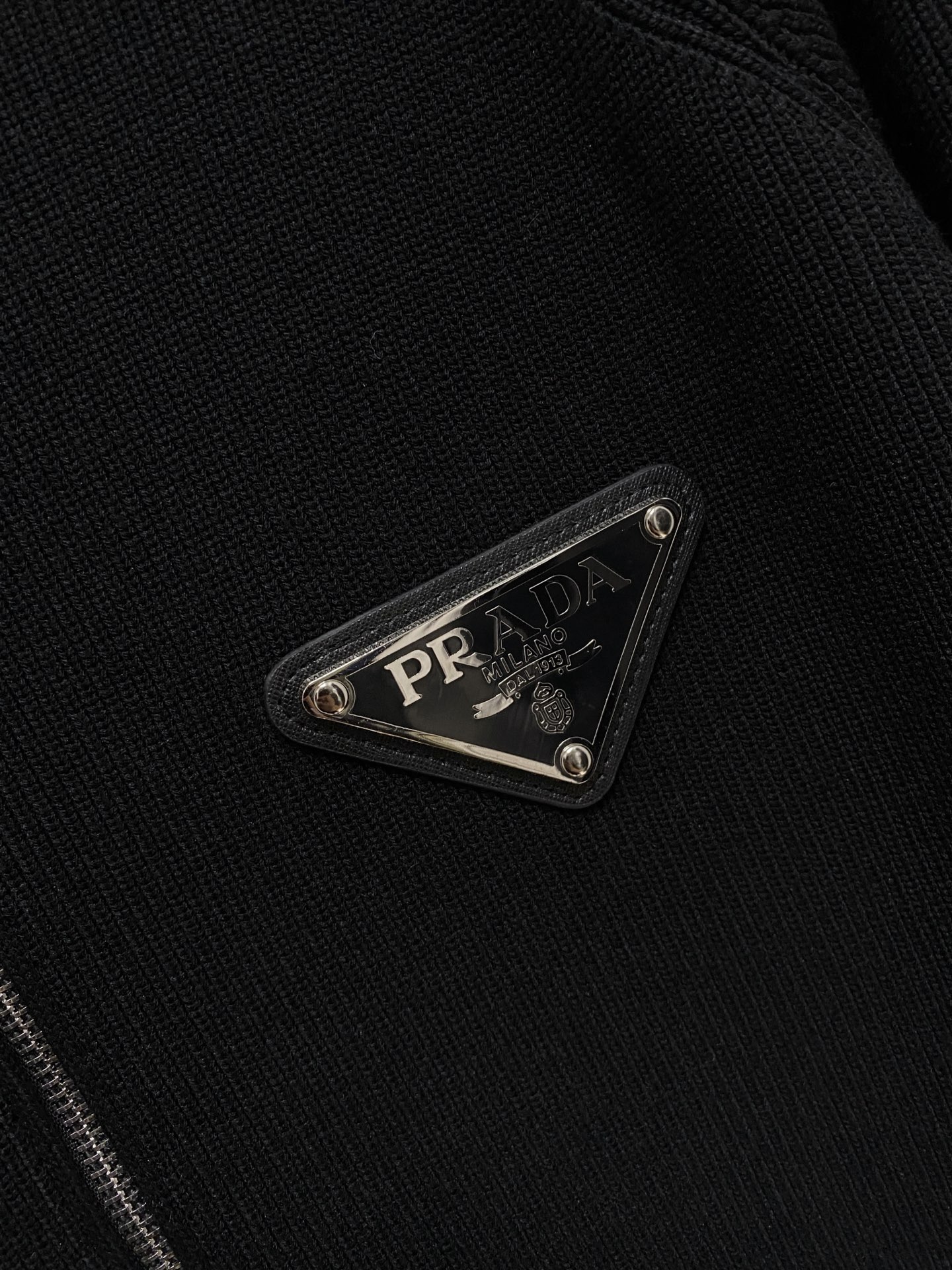 🌾 普拉达 秋冬经典开衫羊毛衫，全品相！！！羊毛混纺面料，2025最新款 黄金比例！！修身款软黄金 百搭