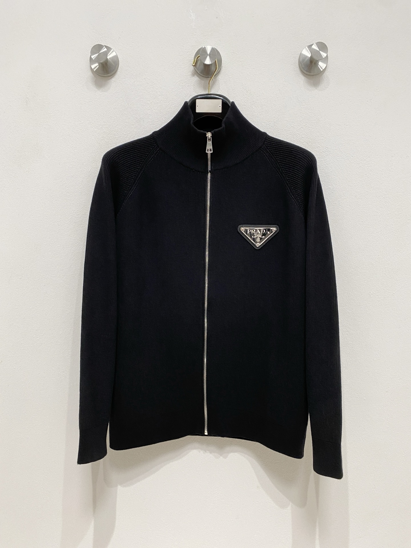 🌾 普拉达 秋冬经典开衫羊毛衫，全品相！！！羊毛混纺面料，2025最新款 黄金比例！！修身款软黄金 百搭