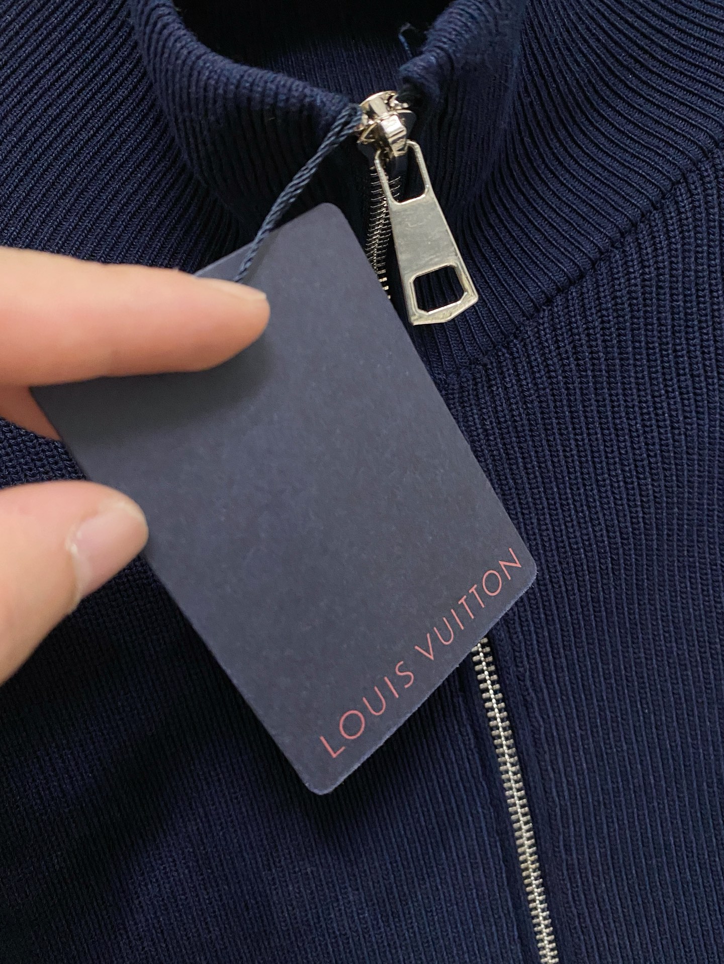 🌾 LV 秋冬经典开衫羊毛衫，全品相！！！羊毛混纺面料，2025最新款 黄金比例！！修身款软黄金 百搭实