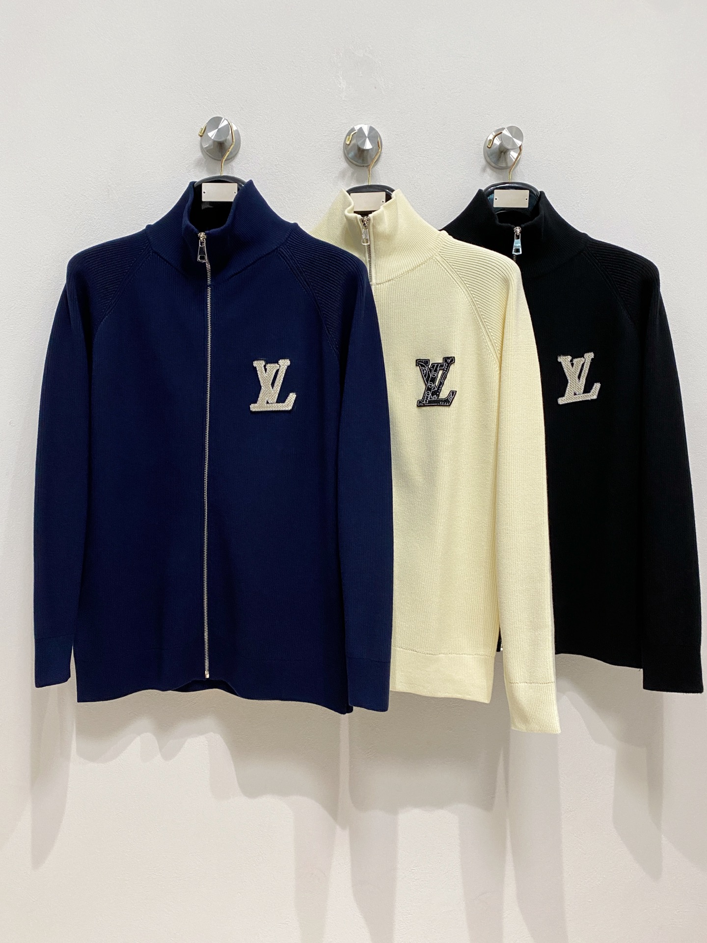 🌾 LV 秋冬经典开衫羊毛衫，全品相！！！羊毛混纺面料，2025最新款 黄金比例！！修身款软黄金 百搭实