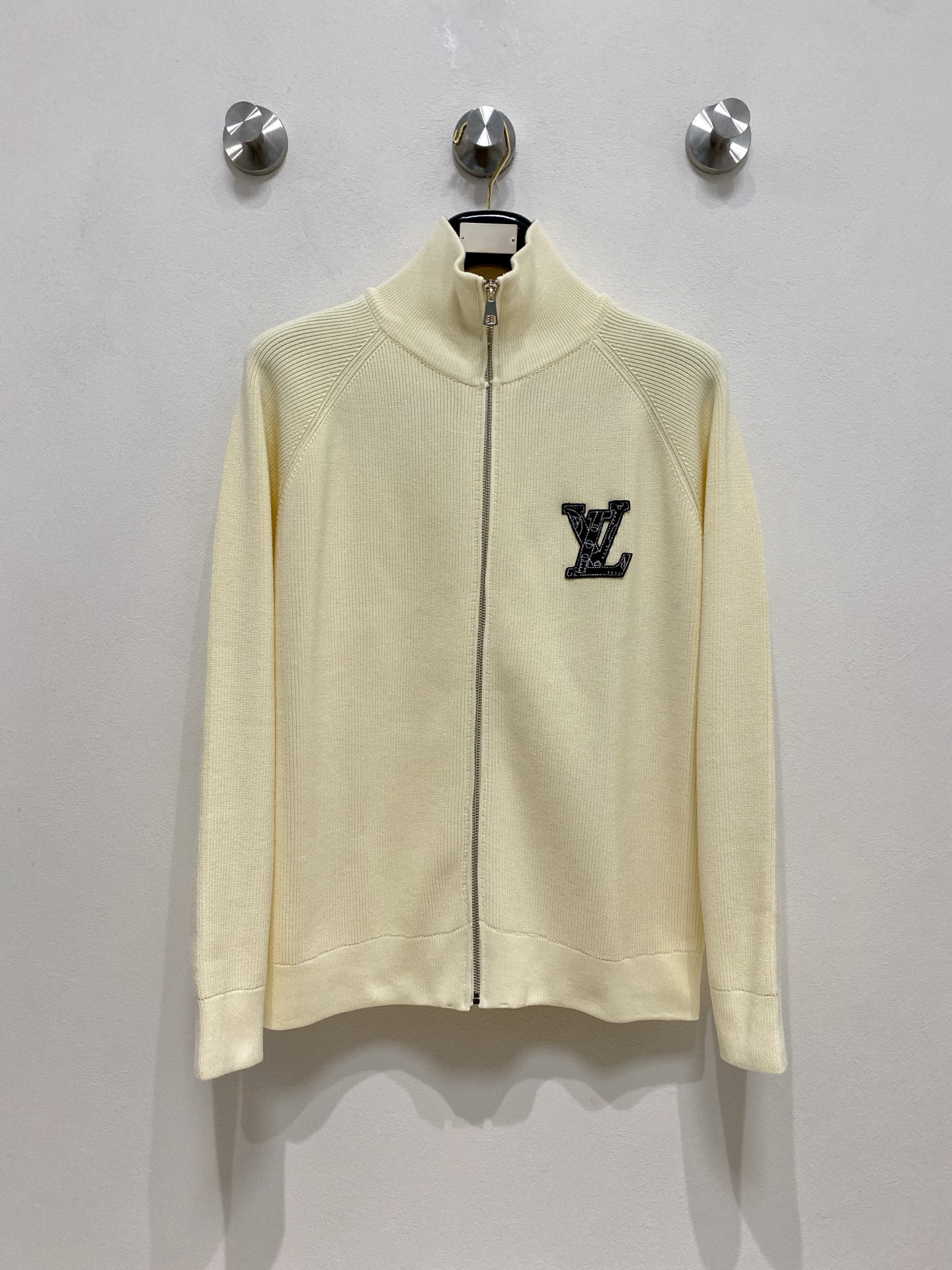 🌾 LV 秋冬经典开衫羊毛衫，全品相！！！羊毛混纺面料，2025最新款 黄金比例！！修身款软黄金 百搭实