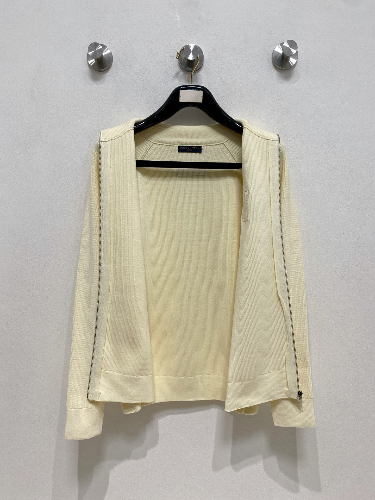 🌾 LV 秋冬经典开衫羊毛衫，全品相！！！羊毛混纺面料，2025最新款 黄金比例！！修身款软黄金 百搭实