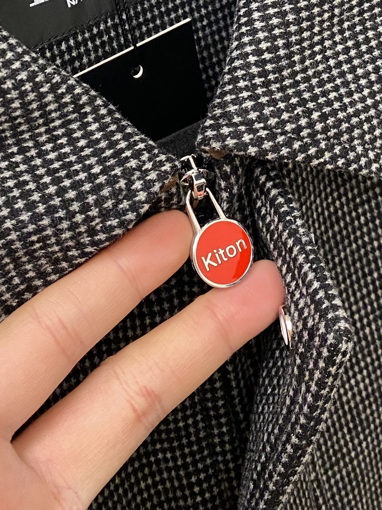 Kiton、2025新品夹克外套，时尚帅气，简约百搭款，原版五金辅料logo，定制原版面料，不仅挺括，保