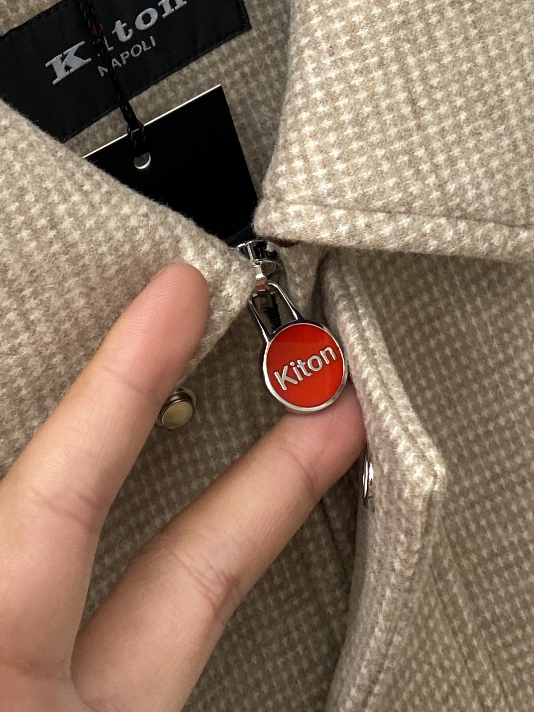 Kiton、2025新品夹克外套，时尚帅气，简约百搭款，原版五金辅料logo，定制原版面料，不仅挺括，保