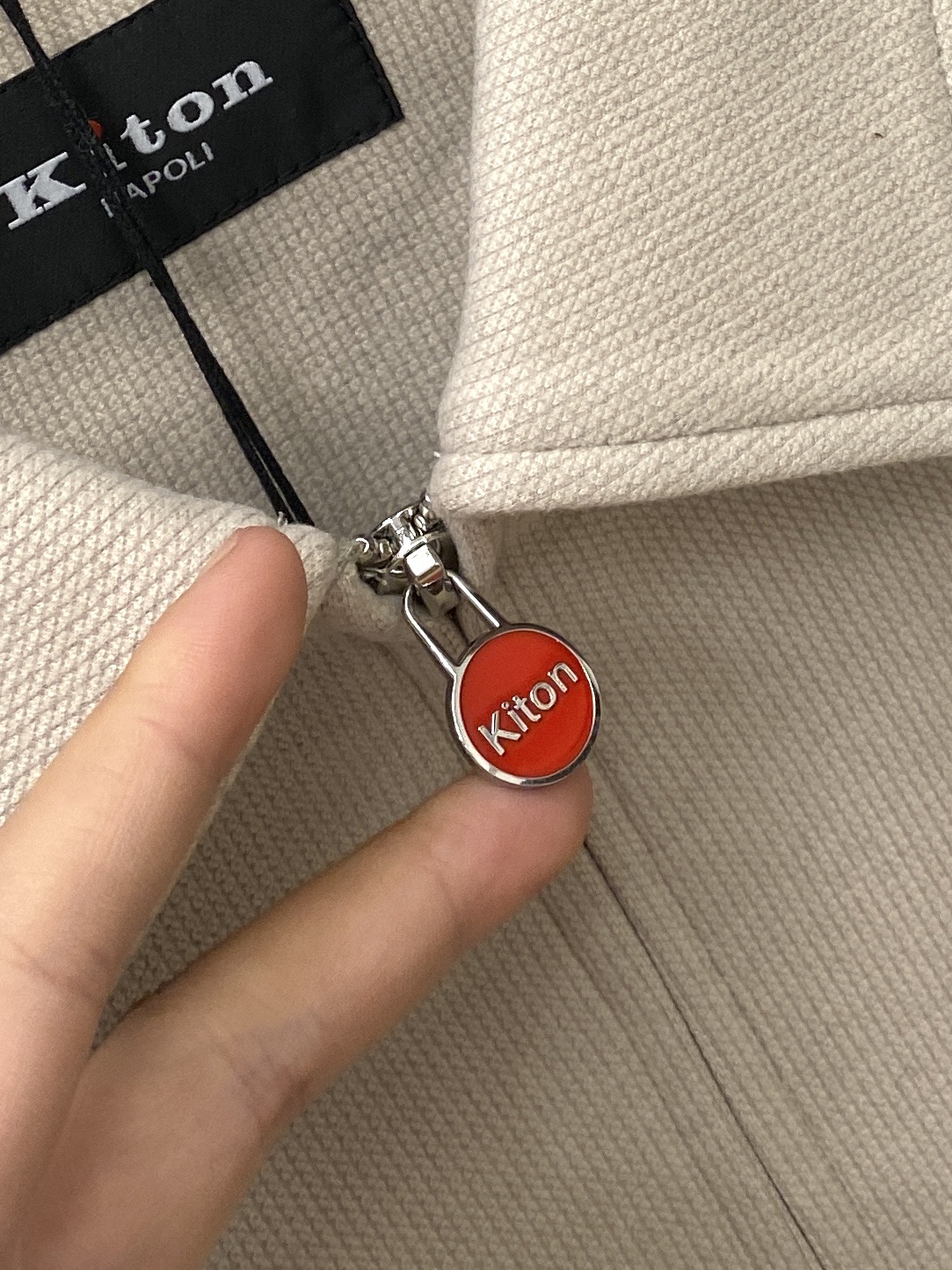 Kiton、2025新品夹克外套，时尚帅气，简约百搭款，原版五金辅料logo，定制原版面料，不仅挺括，保