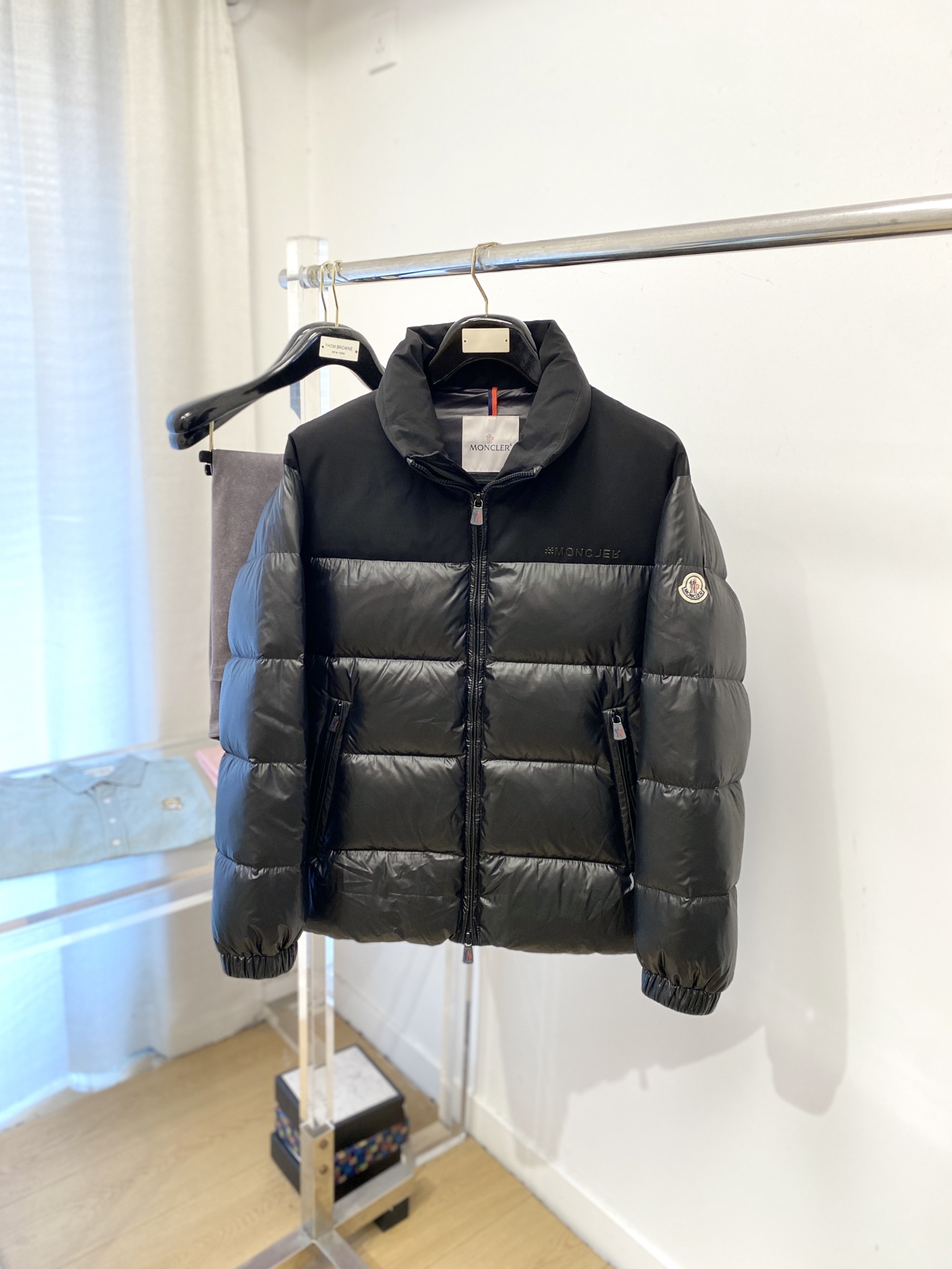 NO:683002,Meng Mouth, the latest 2025 men's lightweight down jacket, the fabric is soft and comfortable.  The upper body shape is awesome.  zipper.  The accessories are all custom-supplied and imported fabrics, which are light and comfortable, warm and stylish, simple and elegant!  Lightweight and warm, the best choice to keep out the cold in autumn and winter. Size M-3XL, Moncler, down jacket,19860909蒙口、2025最新款男士轻薄羽绒服、面料柔软舒适 ．上身版型超赞 ．拉链．辅料都是客供 、进口面料,轻便舒适,保暖有型、简单大方款式！轻便保暖、秋冬御寒的最佳选择 码数M-3XL,,Moncler,down jacket,,Men's clothing