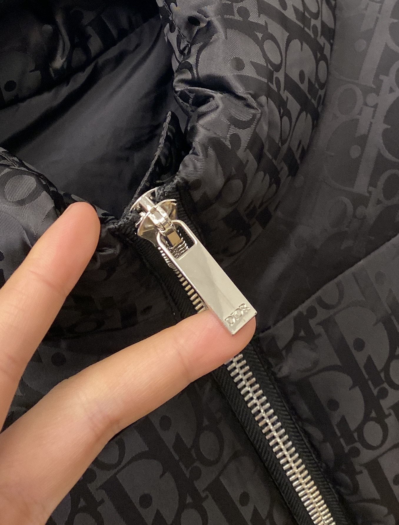 迪奥、2025最新款男士轻薄羽绒服、面料柔软舒适 ．上身版型超赞 ．拉链．辅料都是客供 、进口面料，轻便