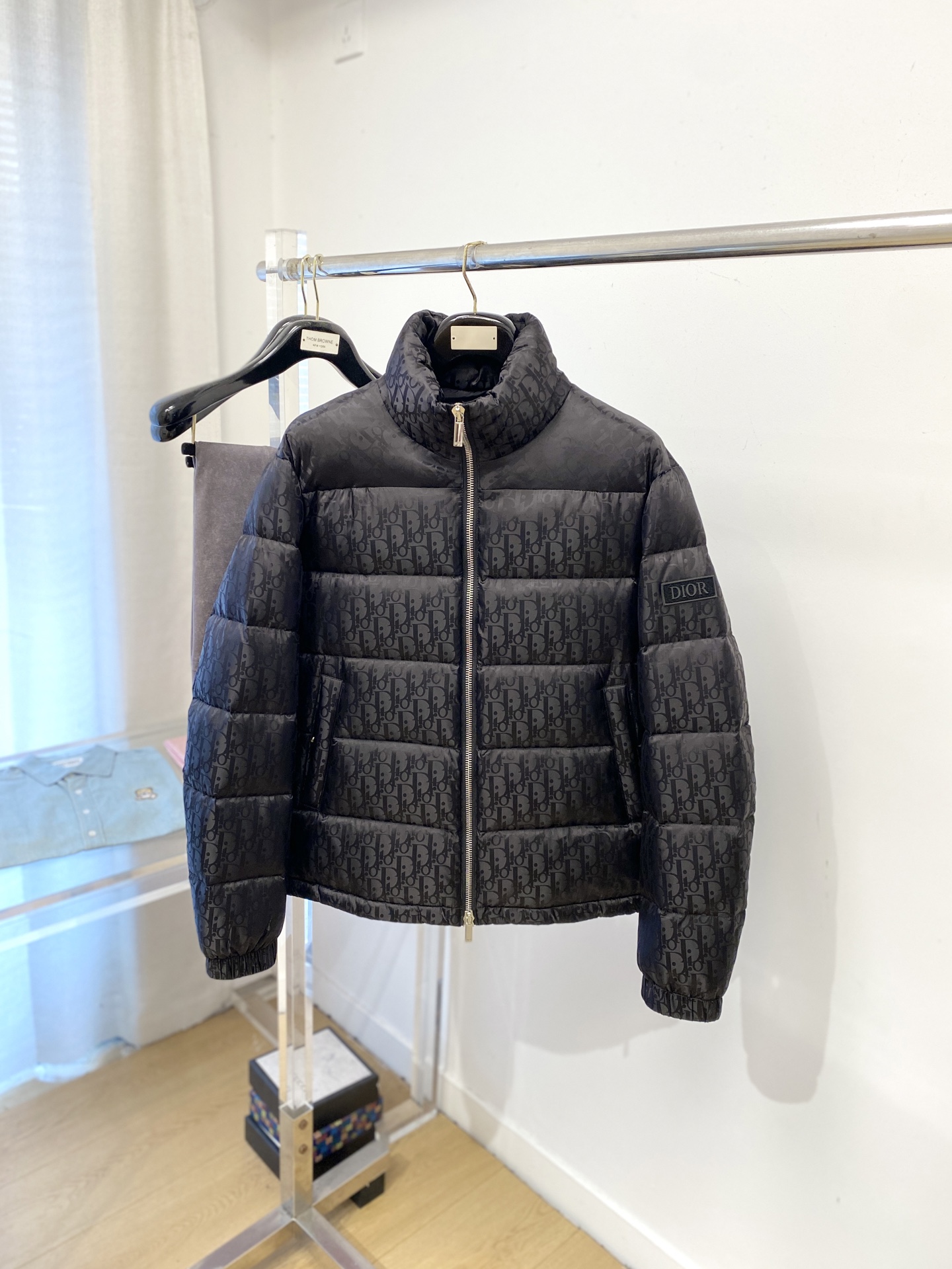 NO:651239,Dior, the latest 2025 men's lightweight down jacket, the fabric is soft and comfortable.  The upper body shape is awesome.  zipper.  The accessories are all custom-supplied and imported fabrics, which are light and comfortable, warm and stylish, simple and elegant!  Lightweight and warm, the best choice to keep out the cold in autumn and winter. Size M-3XL, dior, down jacket, alexander wang19860909迪奥、2025最新款男士轻薄羽绒服、面料柔软舒适 ．上身版型超赞 ．拉链．辅料都是客供 、进口面料,轻便舒适,保暖有型、简单大方款式！轻便保暖、秋冬御寒的最佳选择 码数M-3XL,,dior,down jacket,alexander wang,Men's clothing