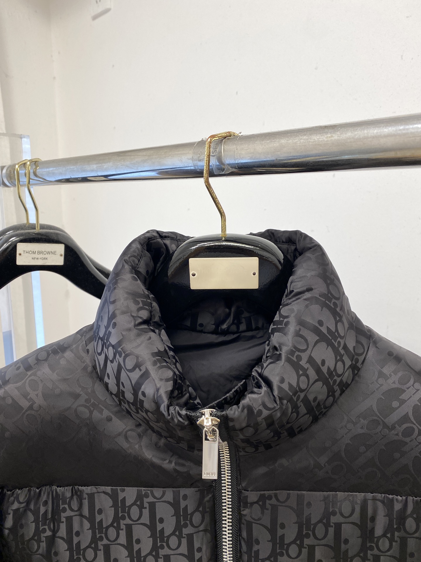 迪奥、2025最新款男士轻薄羽绒服、面料柔软舒适 ．上身版型超赞 ．拉链．辅料都是客供 、进口面料，轻便