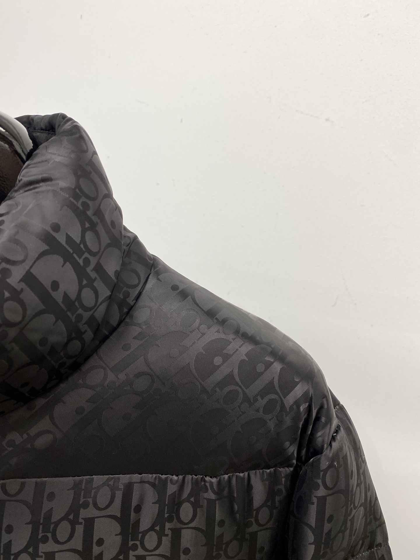 迪奥、2025最新款男士轻薄羽绒服、面料柔软舒适 ．上身版型超赞 ．拉链．辅料都是客供 、进口面料，轻便