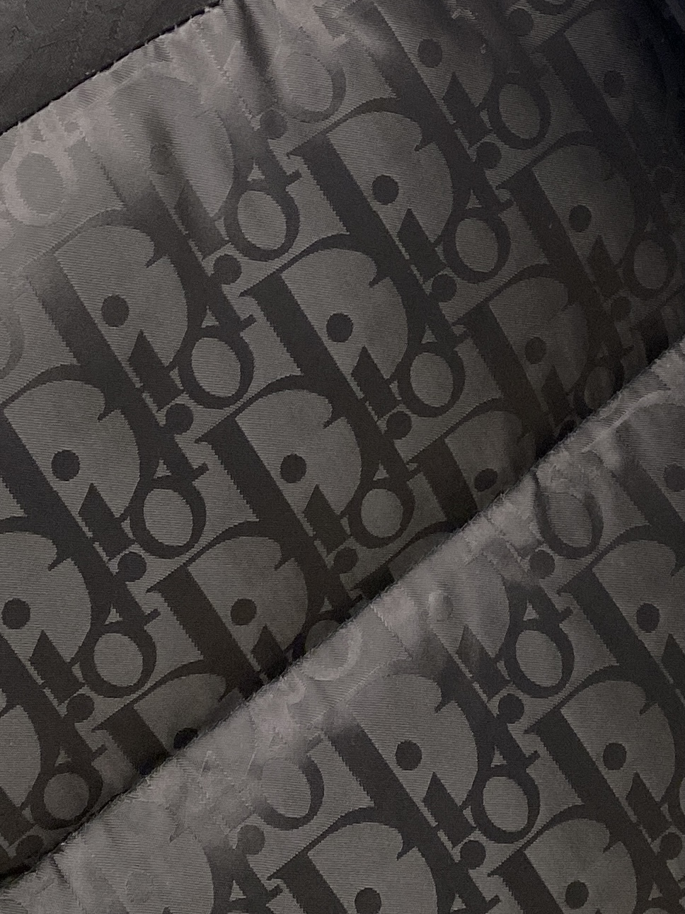 迪奥、2025最新款男士轻薄羽绒服、面料柔软舒适 ．上身版型超赞 ．拉链．辅料都是客供 、进口面料，轻便