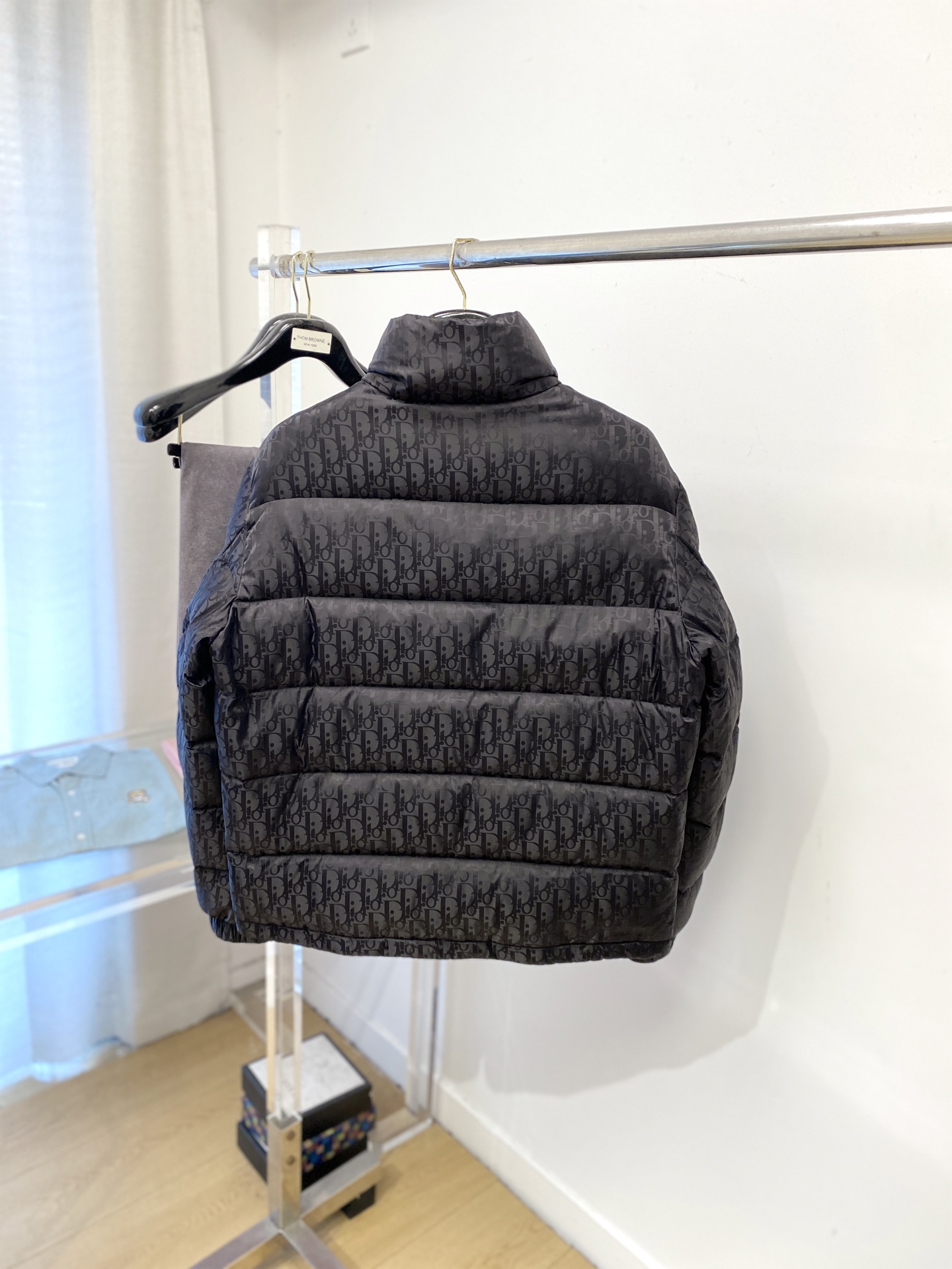 迪奥、2025最新款男士轻薄羽绒服、面料柔软舒适 ．上身版型超赞 ．拉链．辅料都是客供 、进口面料，轻便