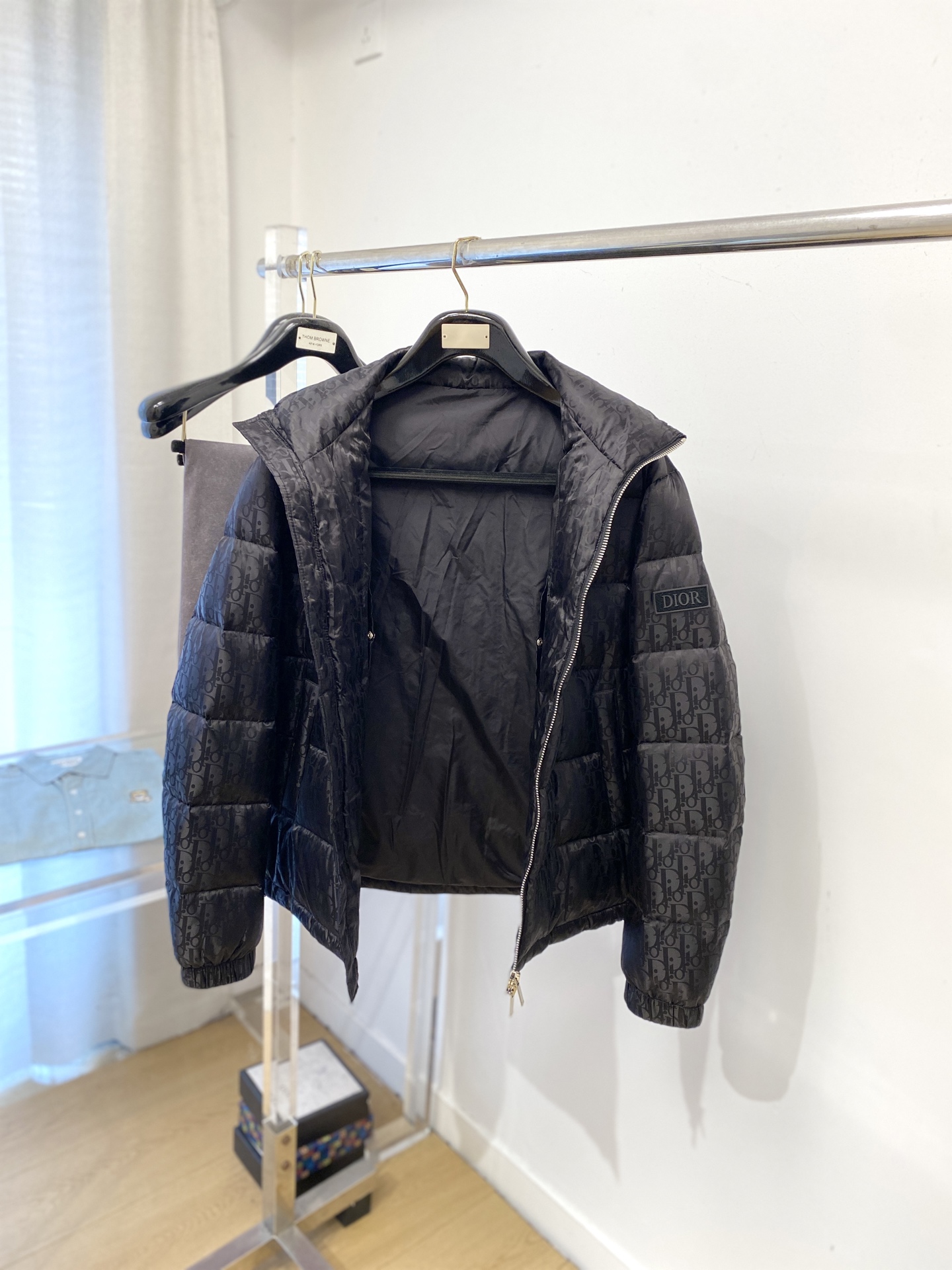 迪奥、2025最新款男士轻薄羽绒服、面料柔软舒适 ．上身版型超赞 ．拉链．辅料都是客供 、进口面料，轻便