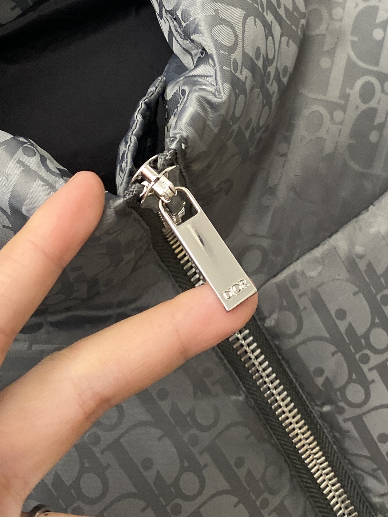 迪奥、2025最新款男士轻薄羽绒服、面料柔软舒适 ．上身版型超赞 ．拉链．辅料都是客供 、进口面料，轻便