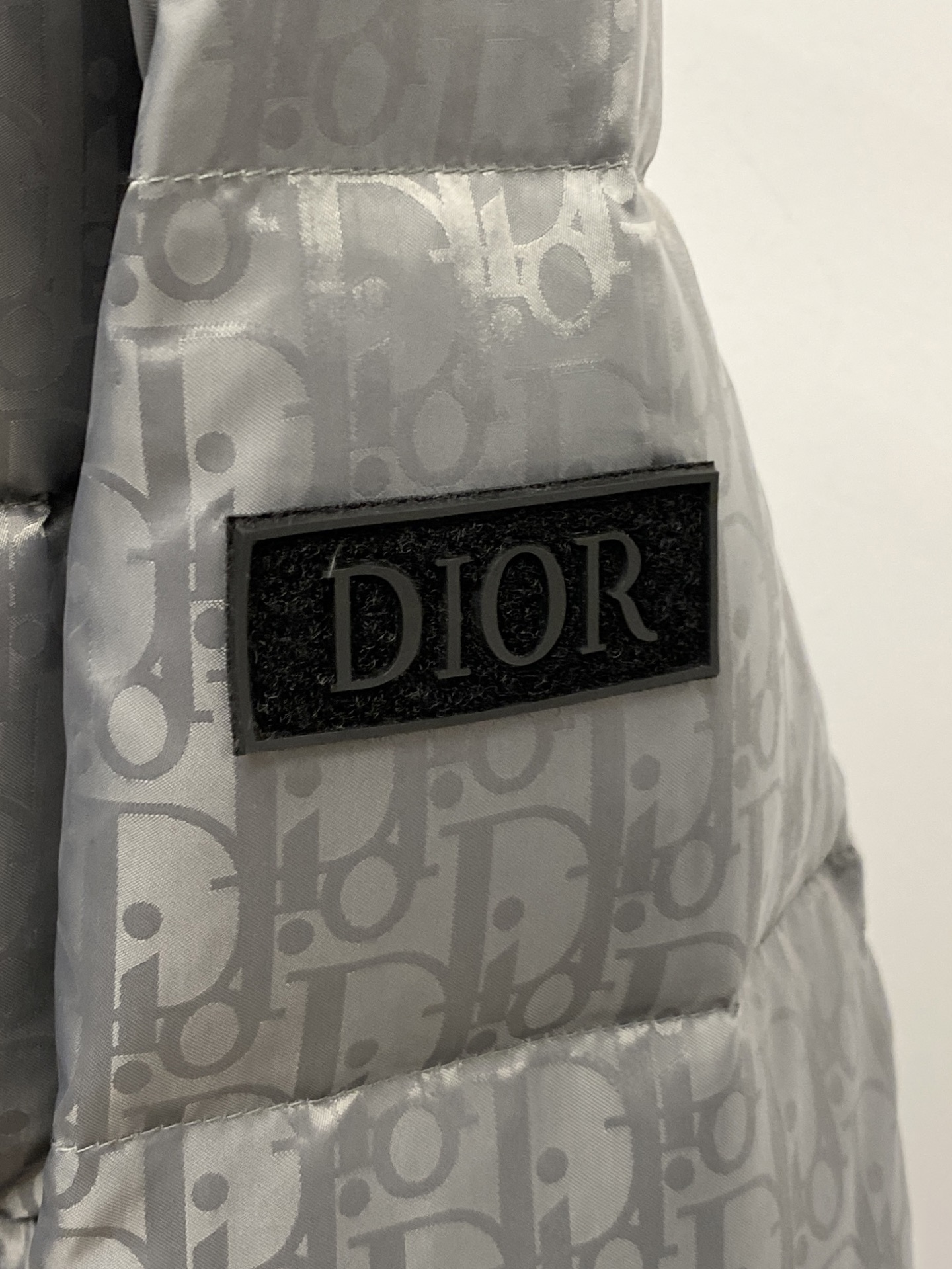 迪奥、2025最新款男士轻薄羽绒服、面料柔软舒适 ．上身版型超赞 ．拉链．辅料都是客供 、进口面料，轻便