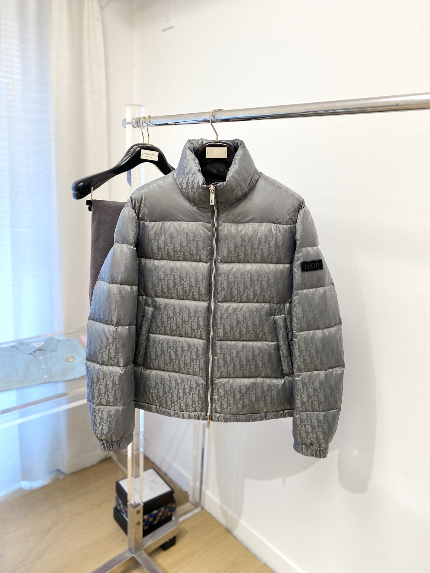 NO:683003,Dior, the latest 2025 men's lightweight down jacket, the fabric is soft and comfortable.  The upper body shape is awesome.  zipper.  The accessories are all custom-supplied and imported fabrics, which are light and comfortable, warm and stylish, simple and elegant!  Lightweight and warm, the best choice to keep out the cold in autumn and winter. Size M-3XL,, dior, down jacket,19860909迪奥、2025最新款男士轻薄羽绒服、面料柔软舒适 ．上身版型超赞 ．拉链．辅料都是客供 、进口面料,轻便舒适,保暖有型、简单大方款式！轻便保暖、秋冬御寒的最佳选择 码数M-3XL,,dior,down jacket,,Men's clothing