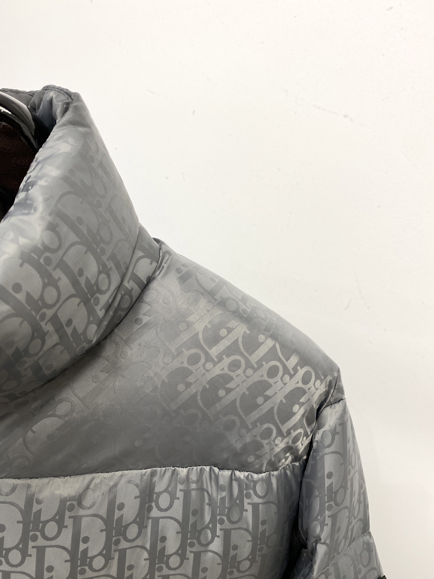 迪奥、2025最新款男士轻薄羽绒服、面料柔软舒适 ．上身版型超赞 ．拉链．辅料都是客供 、进口面料，轻便