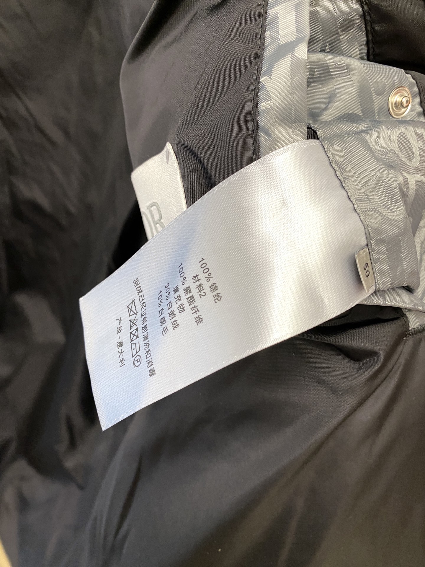 迪奥、2025最新款男士轻薄羽绒服、面料柔软舒适 ．上身版型超赞 ．拉链．辅料都是客供 、进口面料，轻便