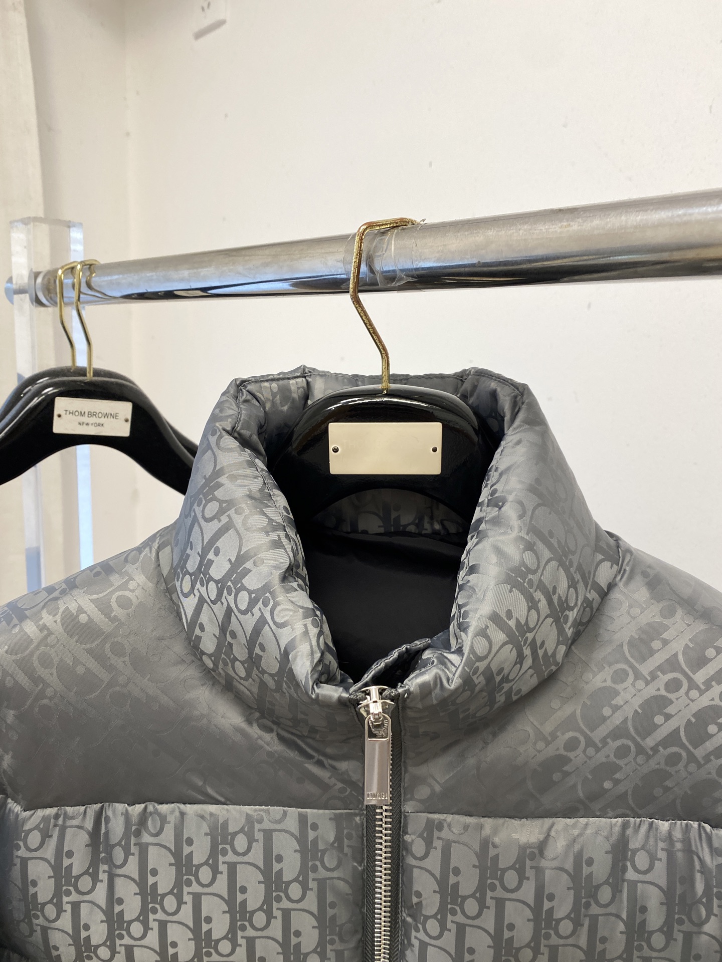 迪奥、2025最新款男士轻薄羽绒服、面料柔软舒适 ．上身版型超赞 ．拉链．辅料都是客供 、进口面料，轻便