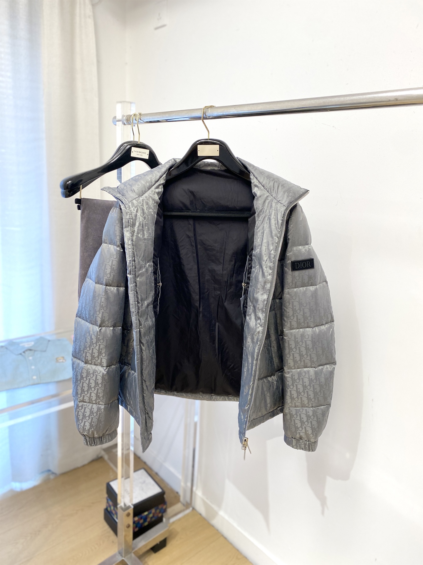 迪奥、2025最新款男士轻薄羽绒服、面料柔软舒适 ．上身版型超赞 ．拉链．辅料都是客供 、进口面料，轻便