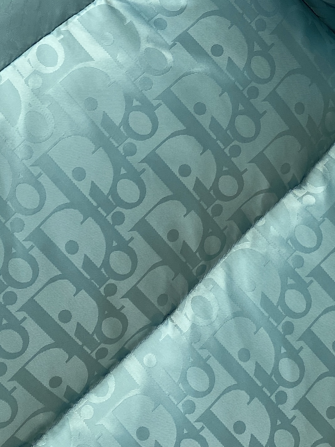 迪奥、2025最新款男士轻薄羽绒服、面料柔软舒适 ．上身版型超赞 ．拉链．辅料都是客供 、进口面料，轻便