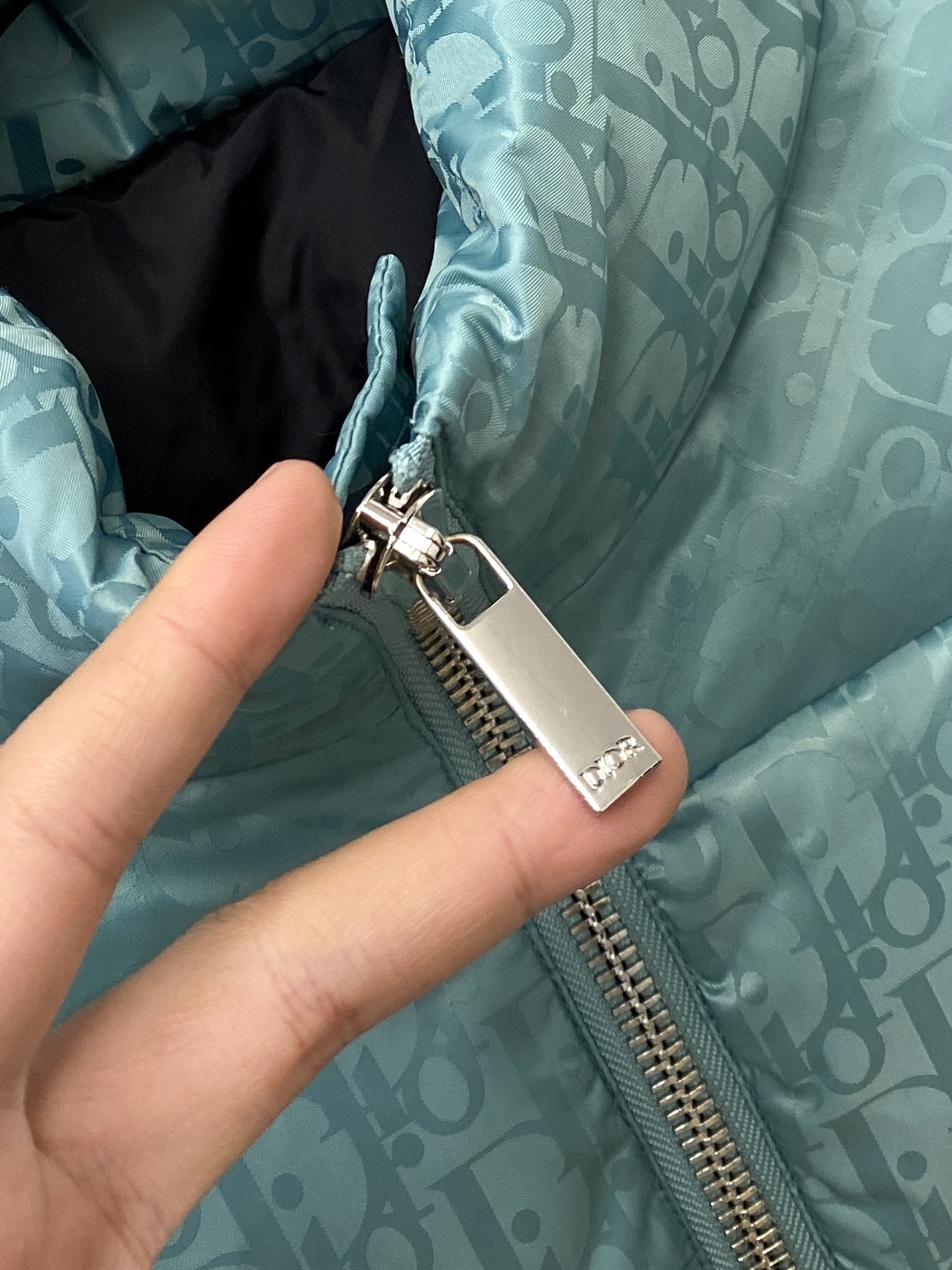 迪奥、2025最新款男士轻薄羽绒服、面料柔软舒适 ．上身版型超赞 ．拉链．辅料都是客供 、进口面料，轻便